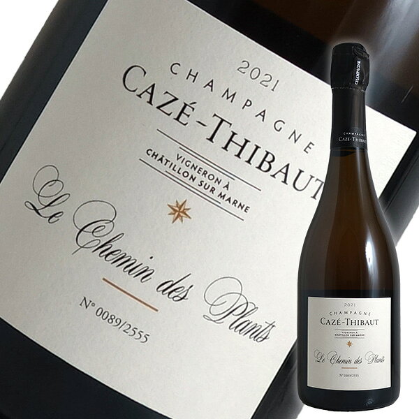 Information 品名 シュマン デ プラン ブラン ド ブラン カゼ ティボー ワイン名（原語） Caze Thibaut Les Chemins des Plants タイプ スパークリングワイン・辛口 内容量 750ml 産地 フランス・シャンパーニュ 品種 シャルドネ 商品説明 ドメーヌが所有する複数の村の区画からのシャルドネを使用。濡れた石を思わせるシャープなミネラル感とレモングラスやハーブティーが見事に調和し、気品を感じさせる上品なシャンパーニュ。100％小樽発酵。 備考 気温の高い時期はクール便での配送をお勧めいたします。　カゼ・ティボー　Caze Thibaut ヴァレ・ド・ラ・マルヌの新星として世界中から注目される生産者 ヴァレ・ド・ラ・マルヌはモンターニュ・ド・ランス、コート・デ・ブランと並ぶシャンパーニュ重要産地の一つである。 この地区はムニエが主要品種となっており、全体の約7割を占める。特に西に向かうにつれて谷間の幅が狭まり冷気が溜まりやすくなる。 遅霜のリスクを避けるためには発芽が遅く早熟なムニエが栽培に適しているのだ。 また、東側に比べて粘土の表土が厚く、ふくよかで重厚感のある味わいとなる。 エペルネから西に20kmほど離れたシャティヨン・シュール・マルヌ村にワイナリーを構えるカゼ・ティボーの歴史は、現当主ファビアンの祖父が1953年にワイナリーを設立したところから始まる。 祖父は自ら元詰めでシャンパーニュを造っていたが、ファビアンの父は自分では造らず全てのブドウをネゴスに販売していた。 ファビアンには祖父が元詰めをしていた時代のセラーの匂いや醸造に使われる機械の音などが記憶に強く焼き付いていた。 また、自分の手でシャンパーニュを造り、どんな変化が起こりどんな味わいになっていくのかを細部にわたって知りたいという強い好奇心から、父から引き継いだ2009年に自身のワイナリーを立ち上げた。 ファビアンは畑の状態を見てまずは土壌を改善するべきだと判断した。 自然の力を尊重すべきとの考え方から、化学物質を使用せず有機肥料や堆肥を使って土壌を活性化させ、微生物の育つ健康的な土壌造りを行った。 3年かけた土壌改良の結果、畑に生えている植物を見てファビアンはやっとこの畑のあるべき姿になったと感じた。 そして満を持してシャンパーニュをリリースしたのが2018年という、とても新しいワイナリーだ。 カゼ・ティボーはマルヌ川右岸に位置する3つの村、シャティヨン・シュール・マルヌ村、ヴァンディエール村、ルイユ村に点在する15の区画を所有しており、所有面積は2.6haほどである。 畑の管理はほとんど手作業で、殺虫剤や農薬は使用せずオーガニック栽培を行っている。 プレスした果汁に自然酵母のみを使い、アルコール発酵、MLFは全てオーク樽を使用する。 ファビアンはステンレスタンクよりもオーク樽の方が果実、酸、樽のすべての要素がより統合されると感じるため、オーク樽の使用にこだわっている。 またオーク樽のサイズも大きすぎると酸素が足りずフレッシュすぎる味わいになってしまうので、114L、228L、350Lの3種類のサイズを使い分ける徹底ぶりだ。 それぞれの樽で実験を繰り返し最善だと思える味わいを探していく。 このサイズの樽が正解だというものはなく、観察と考察の繰り返しだとファビアンは言う。 細部へのこだわりをみせるファビアンのフィロソフィーは「土壌への敬意、ワインへの情熱によってこの土地の個性を表現する」。 彼の言葉からは自然に最大の敬意をはらい、それぞれの区画のテロワールを映し出すシャンパーニュを造ることへの信念が強く感じられる。 彼のシャンパーニュのレベルの高さは他の生産者からも認められており、2019年にはシャルトーニュ・タイエをはじめベレッシュやアグラパールなどが所属するテール・エ・ヴァン・ド・シャンパーニュの一員となっている。シャルトーニュ・タイエの当主アレックスも仲の良い友人であり、「畑に真摯に向きあい、ワイン造りへの情熱があふれている彼の姿勢を尊敬している。ヴァレ・ド・ラ・マルヌのテロワールを的確に表現する唯一の生産者だ。」とファビアンを非常に高く評価している。 またフランスのL’ASSIETTE CHAMPENOISEやL’ASTRANCE(いずれも3つ星)といったミシュラン星付きレストランにもオンリストされており、その名声を確固たるものにしつつある。 彼のシャンパーニュが愛好家たちの目に留まりますます注目度が高まっていくことは間違いない。 今後の活躍への期待できる、決して見逃してはならない生産者である。