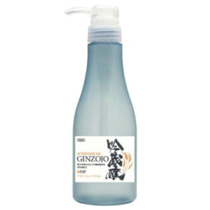 (商品名) 吟蔵醸 アフターシェーブジェルKF 360ml (商品情報） 保水効果の高いジェルによりお肌のキメを整え潤いを与えます。 古来より杜氏たちの肌は、しっとりツルツルとしていることで 知られていました。 その秘密は日本酒の「酒粕」にありました。 その酒粕のパワーに着目し開発されたのが吟蔵醸シリーズです。 『サロン品質のシェービングをご自宅で。』 吟蔵醸シリーズは、サロンでしか味わえない顔剃り(シェービング・ レディースシェービング)を実現しました。 自然の恵みと丁寧な仕込みが肌を優しく整え、髭剃り時の 肌ストレスを抑制すると同時に、スキンケアも行います。 (内容量) 360ml (成分) 水・BG・ベンチレングリコール・酒粕エキス・ ヒト遺伝子組換オリゴペプチド-1"(アクリル酸ブチル/ イソプロピルアクリルアミド/ジメタクリル酸PEG-18) クロスポリマー"・セラミドEOP・セラミドNP・セラミドAP・ フィトスフィンゴシン・ヒアルロン酸Na・グリチルリチン酸2K・ クレアチン・アシタバ葉/茎エキス・褐藻エキス・ アクリル酸Naグラフトデンプン・PEG-60水添ヒマシ油・ コレステロール・ラウロイルラクチレートNa・キサンタンガム・ カルボマー・フェノキシエタノール・レモングラス葉油 (ご使用上の注意) ●皮膚に傷、はれもの、湿疹など異常のある時には使用しないで ください。 ●刺激等の異常が現れた時には使用を中止し、皮フ科専門医等へ ご相談をおすすめします。 ●目に入ったときは直ちに洗い流してください。 ●直射日光のあたる場所には保管しないでください。 ●乳幼児の手の届かないところに保管してください。 ●効果・効能については、個人差があります。 (メーカー名) 株式会社リビック ※リニューアルに伴い、パッケージ・内容等予告なく変更する 場合がございます。予めご了承ください。 【販売元】株式会社リビック【区分】製造国　日本・化粧品【広告文責】株式会社MAKEGINA （ 086-201-1017 ）◆吟蔵醸KFシリーズ ラインナップ◆ プレシェーブジェルKF 360g プレシェーブクリームKF 360ml アフターシェーブジェルKF 360ml アフターシェーブミルクKF 360ml アフターシェーブクリームメンタKF 110g