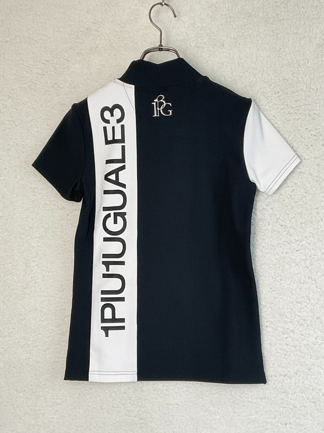 1PIU1UGUALE3　GOLF 1 ブラック×ホワイト CHEST SWITCHED S/S POLO　バイカラーロゴ半袖ポロ