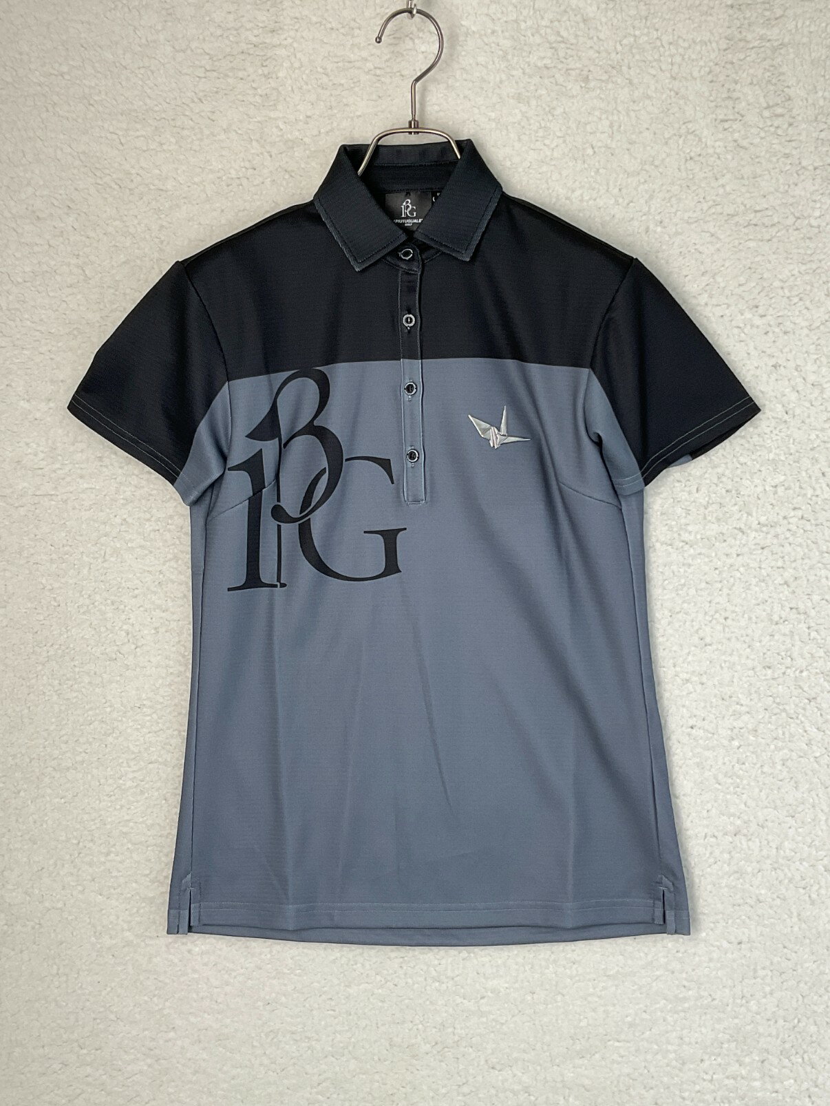 1PIU1UGUALE3　GOLF 2 ブラック×グレー LADIES' 113 GOLF S／S POLO 　ロゴ半袖ポロシャツ