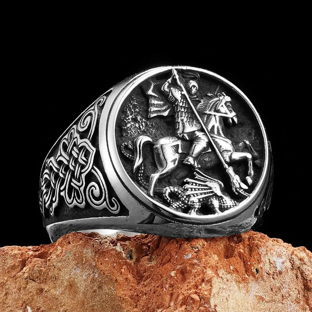 本商品は海外からの発送となり到着までに2週間程度を頂戴します。予めご了承くださいませ。商品名聖人 ジョージ 殺す ドラゴン 動物 アニマル メンズ リング 指輪 ステンレス スチール パンク ロック クール スタッフ ファッション アクセサリー ジュエリー レディース ギフト スペック機能:装飾表面幅:19*24mmセッティングタイプ:なしリングタイプ:結婚指輪形状 パターン:図スタイル:パンク機会:パーティー材質:金属金属タイプ:ステンレス鋼性別:男性アイテムタイプ:リングファインジュエリーズFineJewelrys新作送料・発送について当店のお品物は全品送料無料でお届けしております！本商品は海外からの直送品となります。お安くご提供するため、代金お支払いから到着までに2週間程度お時間を頂戴しております。航空便の状況によっては到着までに3週間程度必要とする場合もございますので予めご了承ください。基本的に追跡情報ありの国際郵便かeパケットでの配送となります。配送中のご質問もお問い合わせをいただければ都度確認しご連絡差し上げますので、ご安心くださいませ。 商品情報について商品や配送についてご不明な点がございましたら、お気軽にお問い合わせください。精一杯回答させていただきます！バリエーションの選択は購入画面で選択頂きますがデザインの選択がある場合は上記画像からデザインをお選びくださいませ。商品ページにて選択肢をご用意出来ていない商品についてはご購入いただいた後、確認メールにてバリエーションの確認をさせていただきますので、ご回答くださいませ。または事前にお問い合わせいただければ、都度商品ページを更新させていただきます。キャンセルについて商品をご購入後、1週間以内にお支払いの確認が取れずご連絡もいただけない場合はキャンセルとさせていただきます。予めご了承ください。前述のとおり、当店の商品は海外からの直送品となります。到着までに必要な日数に関するキャンセルはお受けできませんので、予めご了承ください。※もちろん前述の期間を超えても商品が到着しない場合は返金等の対応させていただきますので、ご安心くださいませ。 返品について商品タグ等が付属した状態で明らかな初期不良品の場合は、返品・返金のご対応をさせていただきます。万が一初期不良品が届いてしまった場合は、速やかに当店までご連絡ください。在庫の無い商品や、この商品に似ているけど、こんな商品は無い？など欲しい商品がありましたらお気軽にお問い合わせください。ご用意可能な可能性もありますので、確認させて頂きます！