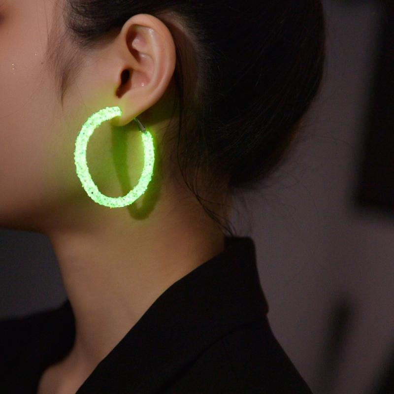樂天商城 - ピアス レディース 女性用 Y2K風 個性的 蓄光 レジン フープ リング 合金 電気メッキ加工 幾何学デザイン 夏季 ビーチ リゾート 通勤 デイリー カジュアル