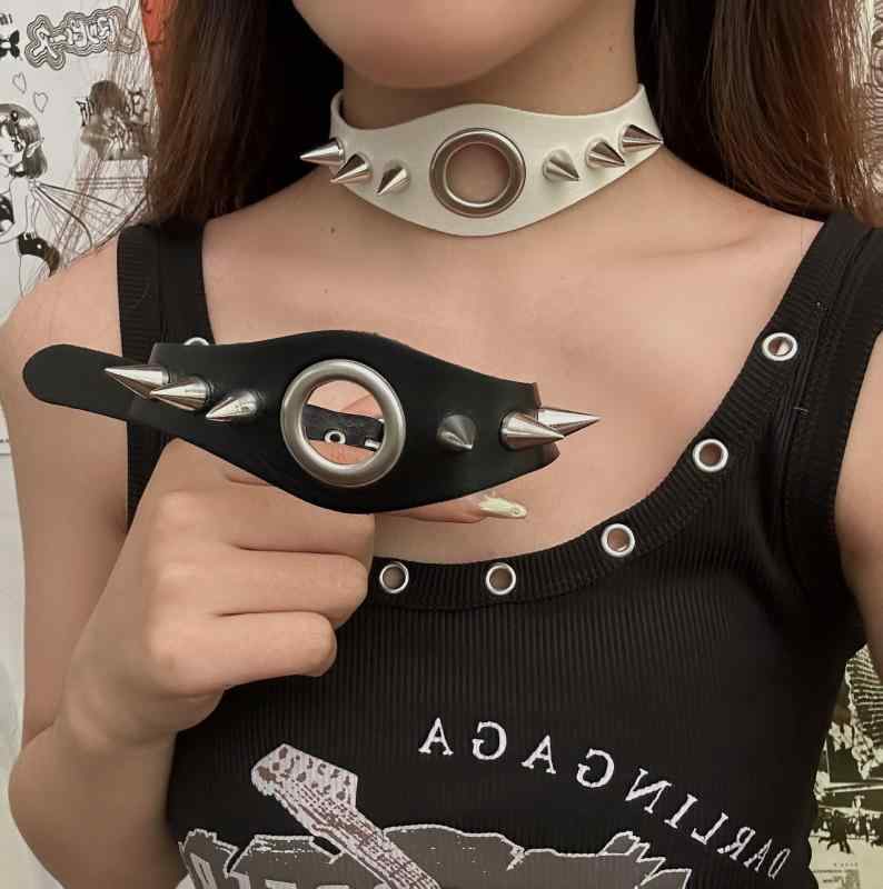 チョーカー ユニセックス Y2K サイバーパンク 原宿系 ゴシック 丸環 スタッズ 鋲 リベット レザー 合金製 電気メッキ加工 個性的 ダーク系 サブカルチャー ロック パンク アクセント 幾何学デザイン ホワイト