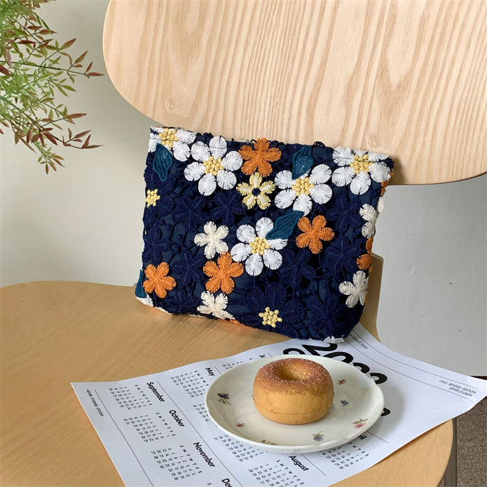 刺繍ポーチ 化粧ポーチ メイクポーチ レディース 収納ポーチ レース 花柄 コンパクト 大容量 小物入れ カットワークポーチ かわいい コスメポーチ サニタリーポーチ 薬入れ スリム プレゼント 母の日 新生活 小さめ かわいい 送料無料