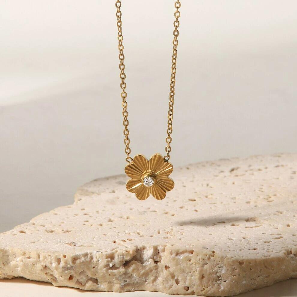 【クーポン利用で2990円】 ペンダント ネックレス ジルコニア ステンレス クローバー 四つ葉 ゴールド プラント 木 ウッドの葉 リーフ 木の葉 植物 レディース 女性 綺麗 デザイン ジルコン 4 チャーム 18k プレート スチール 防水 ジュエリー