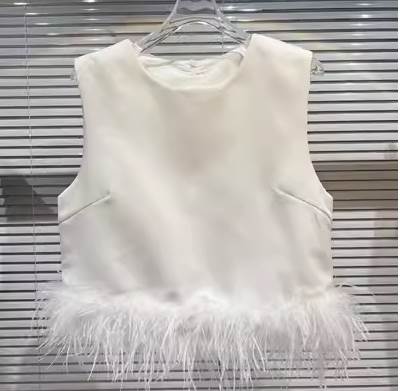 タンクトップ 白 肩だし ショート丈 クルーネック 腕出し ウエストマーク 個性的 タック入り S 黒 襟なし フェイクファー レディース M ふわふわ 夏 無地 袖なし ブラック 細身 ホワイト L ノーカラー 裾短め トップス 肌みせ