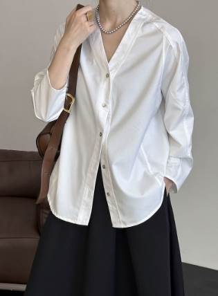 白トップス ブラック 白 長袖 黒 二の腕カバー Vネック シャツ カラバリあり 白シャツ 襟なし ブラウス ホワイト ポッコリお腹カバー 前開き ノーカラー 秋 普通丈トップス ハリ感 すっきり レディース ミドル丈 鎖骨きれい 無地