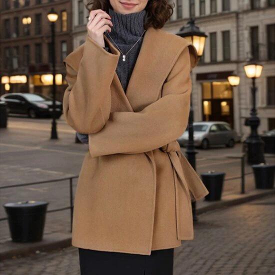 商品説明シンプルなデザインとさっと羽織れるラフさが人気のミドル丈コート。ジーンズと合わせてカジュアルに、オフィスカジュアルと合わせて通勤スタイルに。着回し自由な使えるアイテムです。カラーキャメル、ホワイト素材ウールサイズS、MS着丈：72c...