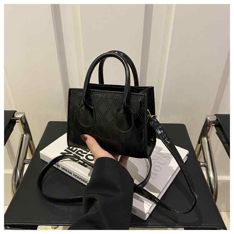 小さめ 肩掛け きれいめ ひし形 キルティング ゴールド エレガント おしゃれ 斜め掛け レッド ブラック 鞄 ミニ かわいい 上品 ショルダーバッグ シルバー カバン レディース パープル