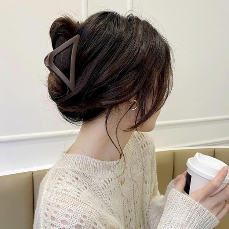 送料無料 おしゃれ ヘアアクセサリー トライアングル ヘアクリップ 髪飾り バンスクリップ くすみカラー まとめ髪 シンプル まとめ髪 カジュアル 髪留め レディース マットカラー ヘアアクセ ヘアピン 三角 ヘアアレンジ