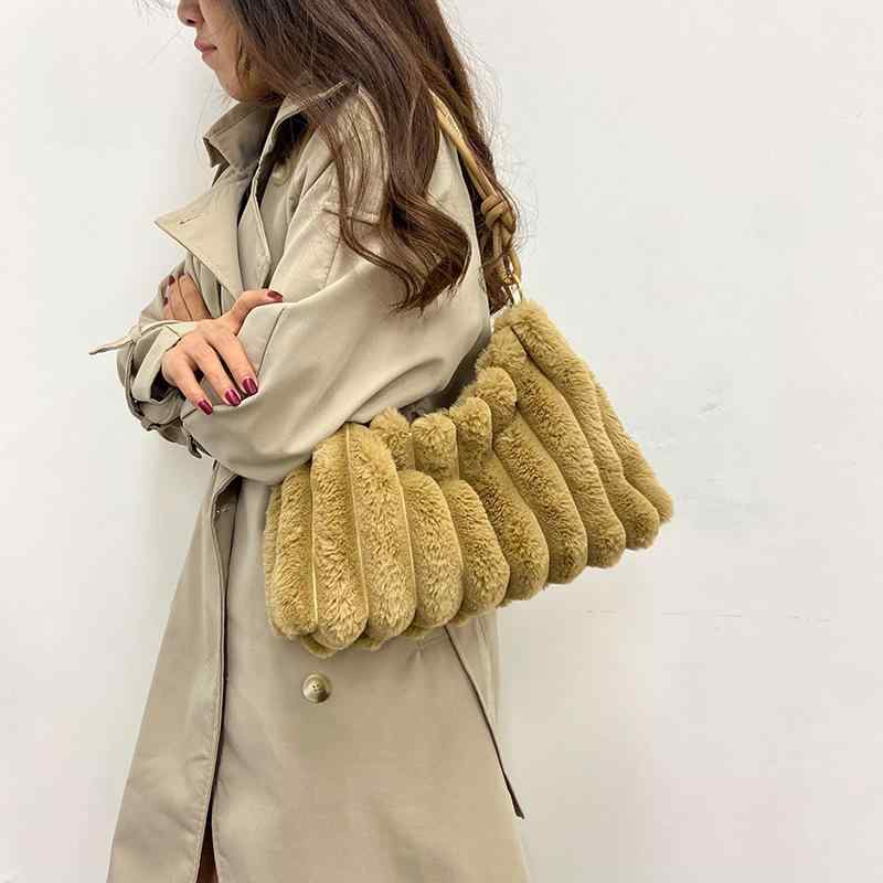 Rakuten - カバン ハンドバッグ トートバッグ ピンク おしゃれ かわいい ファー 無地 ジッパー付き ブルー レディースStreet 女性用 横型 ホワイト ブラック ふわふわ カーキ 肩掛け ポリエステル