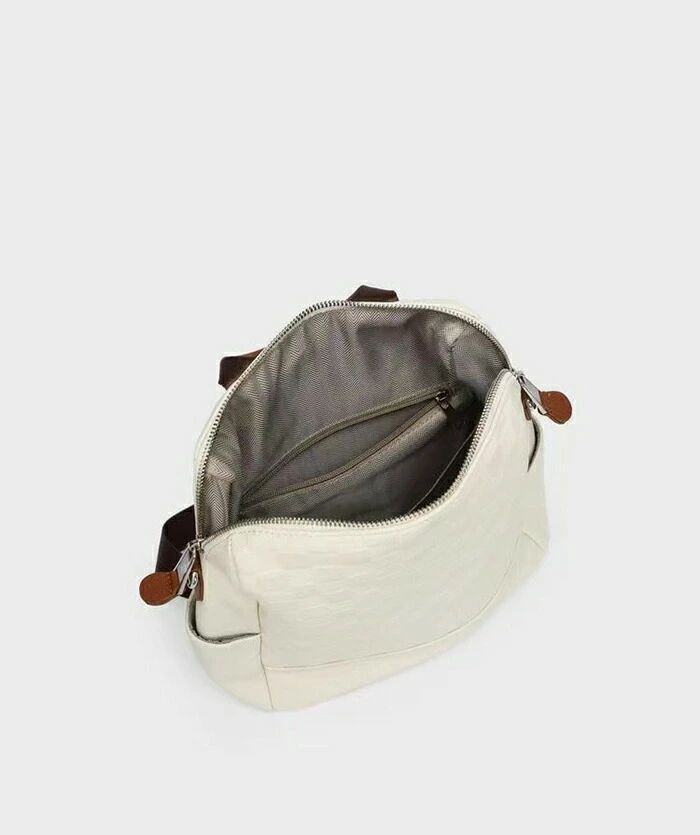 本革バッグ リュック 女性 通勤 軽量 ビジネス レディース a4 pcバッグ 通学 ビジネスリュック 大容量 軽い 防水 2way 肩掛け 収納対応 おしゃれ ブラック ホワイト 通学 通勤バッグ 仕事 出張 営業 通勤用 会社通い パソコンリュック