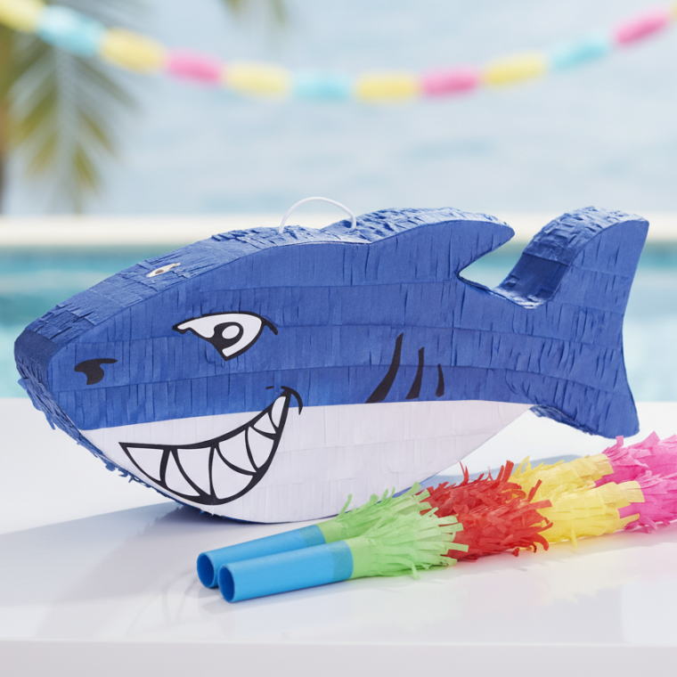 Rakuten - ピニャータ サメ シャーク くす玉 お菓子入れ 誕生日 パーティーゲーム 海の生き物 夏祭り イベント サプライズ 子供会 室内遊び バースデーパーティー 飾り付け お祝い バスタースティック付き 友愛玩具 LF-0687E