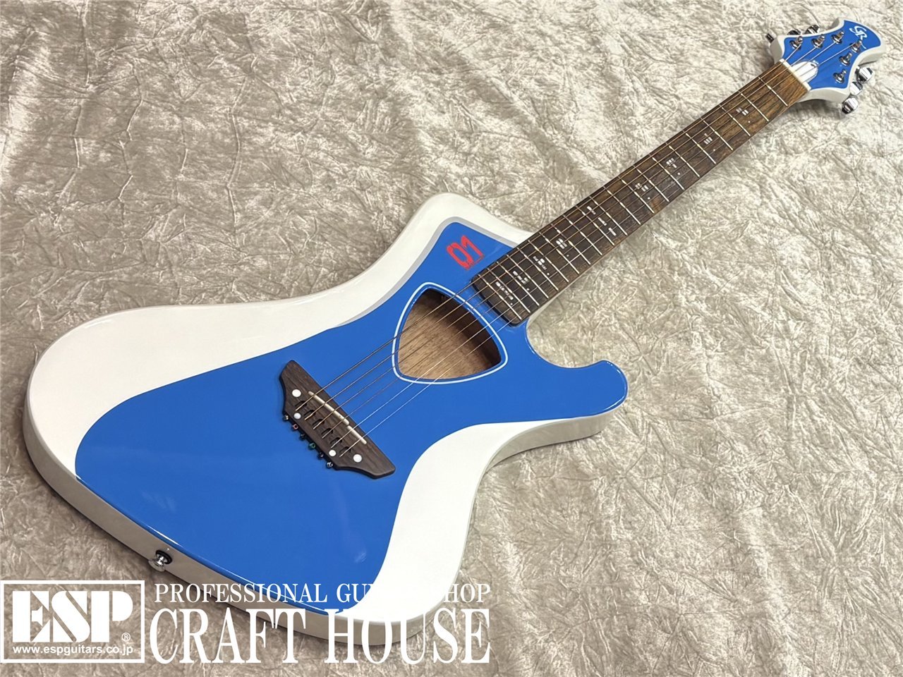 GrassRootsより、雪ミクカラーを採用したG-AC-Miku -SNOW MIKU Edition-。 97%に縮小したSTREAMシェイプに、G-ACシリーズで培った技術を導入した本モデルは、ボディにマホガニーを使用しています。ボディ内部は大きく刳り貫かれており、スプルース合板を蓋をするように接着したホロウ構造になっています。 ネックはマホガニーでボディへはセットネック方式でジョイントされています。指板はローズウッドで、G-STREAM-Miku同様の幾何学模様のインレイが入れられています。ブリッジはG-ACと同様に木製のものが使われています。 総重量が2キロ弱と非常に軽く、また生音の大きさも控えめですので、お家時間を十分に楽しめる仕上がりとなっています。 カラーリングは雪ミクをイメージたホワイトとブルーの組み合わせです。 BODY：Mahogany (Thickness 50mm) NECK：Mahogany FINGERBOARD：Rosewood RADIUS：305R SCALE：610mm NUT：Duracon (42mm) FRET：J, 21frets INLAY： (Top)Geometric, (Side)Dot CONSTRUCTION：Set-neck TUNER：Rotomatic Type BRIDGE：Rosewood COLOR：SNOW MIKU Art by iXima ? Crypton Future Media, INC. www.piapro.net その他の初音ミク商品はこちら https://item.rakuten.co.jp/esp/c/0000001908/ ※画像はご使用のモニターで色味が多少異なる場合がございます。 ※掲載商品は店舗/他のWEBサービス等と並行して販売しております。随時在庫状況の更新を行っておりますが、売り切れの場合はご了承下さい。