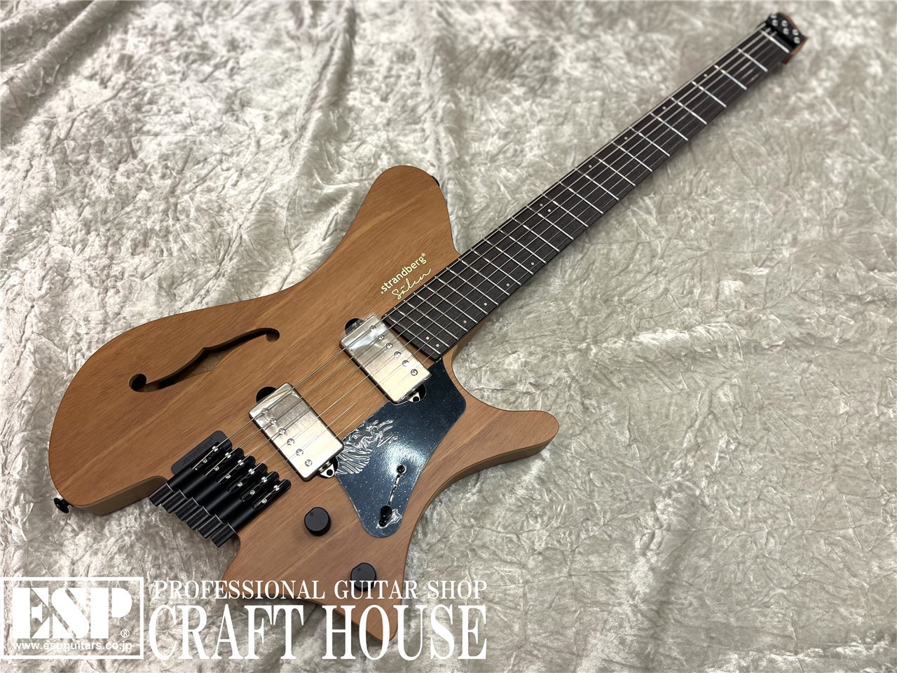 Sälen NXは、1950年代に製作された伝説的な最初のソリッドボディ・エレクトリック・ギターを.strandberg*がアレンジしたものです。音楽の歴史を変えたこの象徴的なギターを単なるコピーではなく、考え抜かれた革新的なデザインによって、伝統的な試行錯誤の最良のバランスと、私たちのギターが誇る徹底したモダン・コンセプトが融合されています。 チェンバード・マホガニー・ボディにソリッド・メイプル・トップとマホガニー単板、マホガニー・ネックにローズウッド指板、Fホール、そして生ニッケルのSuhr™ハムバッカー・ピックアップ（ブリッジにThornbucker II、ネックにThornbucker）を搭載。 Sälen NX Jazzは、クリーンからロー～ミディアム・ゲインまで様々なサウンドを追求できる比類なき能力を備えた、最も汎用性の高い.strandberg*ギター・モデルの1つであり、ハイゲイン設定では真のロックンロール・マシンのように咆哮することもできます。 ピッキング・アタックやタッチにハイパーに反応するSälen NX Jazzは、クラシックからモダンまで幅広いエレクトリック・ギター・サウンドをカバーし、様々な演奏スタイルや音楽ジャンルに対応します。 【General】 Bolt-On Construction with new sculpted neck joint heel Chambered Mahogany Body with Torso Carve Solid Maple Top with Mahogany veneer Binding: Scraped Binding on Natural, Brown Tiger plastic on Black Available Finishes：Natural &amp; Black Approximate Weight：2.3kg / 5 lbs +/- 10% Manufactured in Indonesia 【Hardware】 .strandberg* EGS Rev7 fixed bridge &amp; string locks Black Anodized Hardware Original Luminlay™ Green Side Dots Original Luminlay™ Green Inlays 【Neck &amp; Frets】 Mahogany neck, Carbon Fiber reinforced EndurNeck™ Profile Rosewood Fretboard 20&rdquo; Fretboard Radius 24 Frets Jescar 57110 Stainless Steel Fretwire Standard tuning EADGBE 【Accessories】 Venture Gig Bag included NX Multitool included Strap optional Deluxe Toolkit optional 【Sonic Profile】 H-H Pickup Configuration Neck: Suhr™ Thornbucker Neck Bridge: Suhr™ Thornbucker II Bridge 【Control】 5-Way Pickup Selector ・1. Bridge Series Humbucking ・2. Neck Inner Coil + Bridge Inner Coil in Parallel ・3. Neck Outer Coil + Bridge Outer Coil in parallel ・4. Neck Outer Coil ・5. Neck Series Humbucking Master Volume + Master Tone 【Scale】 1 : Width：315 mm/12.4″ 2 : Length：800 mm/31.5″ 3 : Thickness：42 mm/1.65″ 4 : Long Scale：25.5&rdquo; 5 : Short Scale：25″ 6 : String spread at nut：35 mm/1,38&rdquo; 7 : String spacing at bridge：10.5 mm/.41″ 8 : Neutral fret：0 ※画像はご使用のモニターで色味が多少異なる場合がございます。 ※掲載商品は店舗/他のWEBサービス等と並行して販売しております。随時在庫状況の更新を行っておりますが、売り切れの場合はご了承下さい。