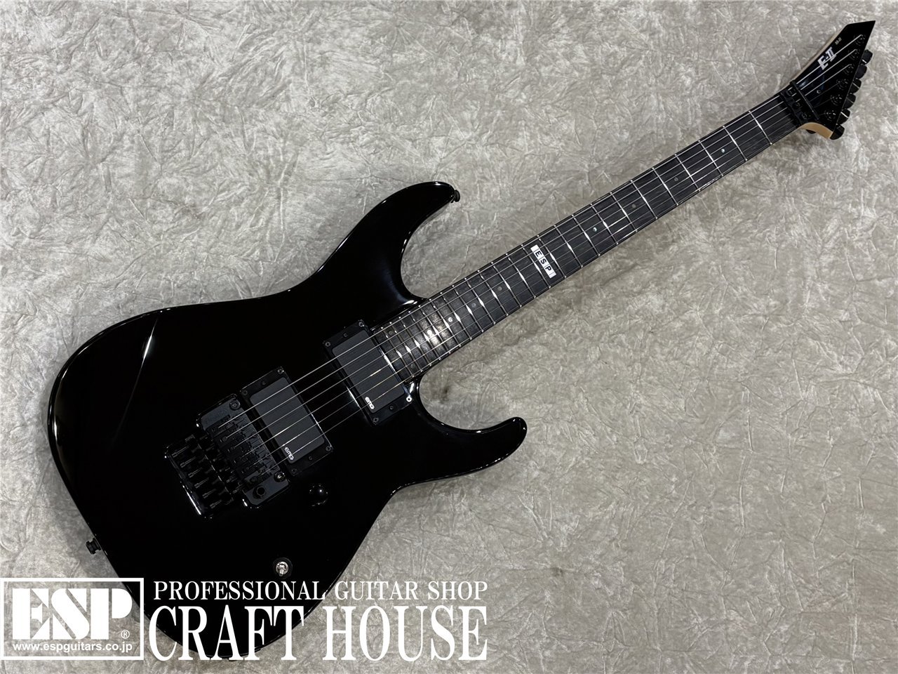 BODY：Alder NECK：Hard Maple 3P GRIP SHAPE：Thin U FINGERBOARD：Ebony RADIUS：305R SCALE：648mm NUT (WIDTH)：Locknut(42mm/R2) INLAY：Dot, 12th at ESP FRET：XJ, 24frets CONSTRUCTION：Neck-thru-body TUNER：GOTOH SG360-07 MG-T BRIDGE：Floyd Rose PICKUPS：(Neck) EMG 81, (Bridge) EMG 81 PARTS COLOR：Black CONTROLS：Master Volume, Toggle PU Selector ※画像はご使用のモニターで色味が多少異なる場合がございます。 ※掲載商品は店舗/他のWEBサービス等と並行して販売しております。随時在庫状況の更新を行っておりますが、売り切れの場合はご了承下さい。