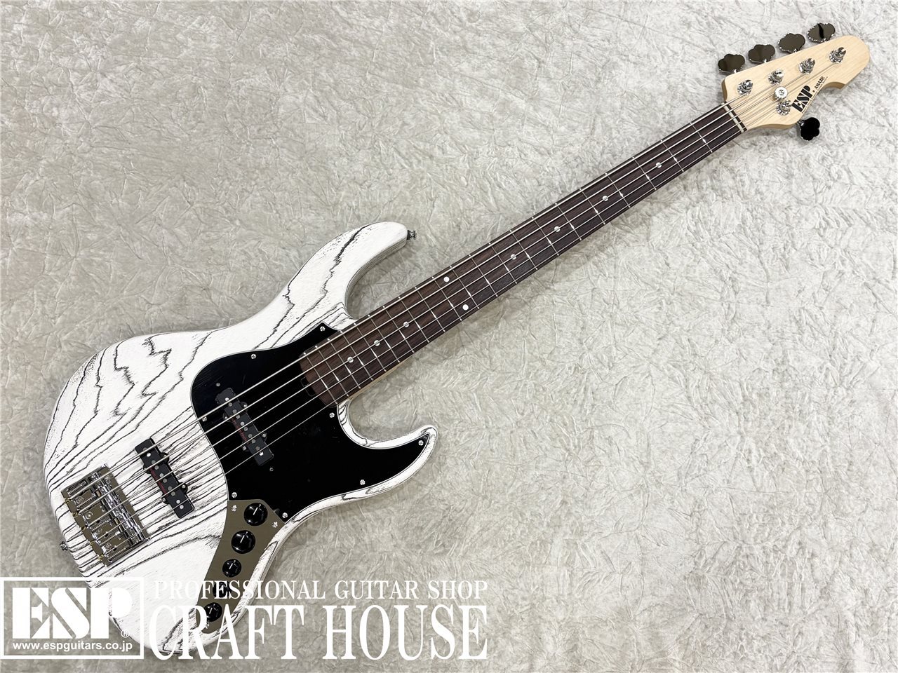 小振りなシェイプながら、オールマイティなサウンドを提供するAMAZE。AS-5は、カラリとしたスラップサウンドを目指し、アッシュボディをチョイス。クリアに通る低音域も魅力だ。 ＜特徴＞ ・コントロール ESPカスタムラボのアクティブ3バンドEQサーキットであるCINNAMONを内蔵しています。マスターヴォリュームをプル（引き上げる）することで、CINNAMONをスルーしてパッシブモードとして使用する事が可能となります。 また、トレブルカットはパッシブ設計となっているため、パッシブ時には通常トーンとして機能します。 ・ピックアップ ESPカスタムラボのJ-1ピックアップを搭載しています。 クリアでHi-Fiな特性はEQと相性が良く、パッシブ時も物足りなさはありません。 ・ピックアップフェンス ESPカスタムラボのピックアップフェンスが付属します。 プレイスタイルに合わせてお好みで取り付けて使用してください。 ＜SPEC＞ BODY：Swamp Ash (Thickness 42mm) NECK：Quartersawn Hard Maple GRIP SHAPE：Slim U FINGERBOARD：Rosewood RADIUS：Compound(240-400R) SCALE：864mm NUT：Unbleached Bone(46mm) INLAY：(Top)Black Acrylic Dot, (Side)Luminlay SGM-23L FRET：M-SS, 21frets CONSTRUCTION：Bolt-on TUNER：GOTOH GBU510C-11 BRIDGE：GOTOH 404BO-5 w/String-thru-body PICKUPS：(Neck)ESP Custom Lab CL-P-J5-1n, (Bridge)ESP Custom Lab CL-P-J5-1b PARTS COLOR：Chrome CONTROLS：Master Volume (w/Preamp Thru SW), PU Balancer, 3 BAND EQ (ESP CINNAMON) with Gig Bag ※画像はご使用のモニターで色味が多少異なる場合がございます。 ※掲載商品は店舗/他のWEBサービス等と並行して販売しております。随時在庫状況の更新を行っておりますが、売り切れの場合はご了承下さい。