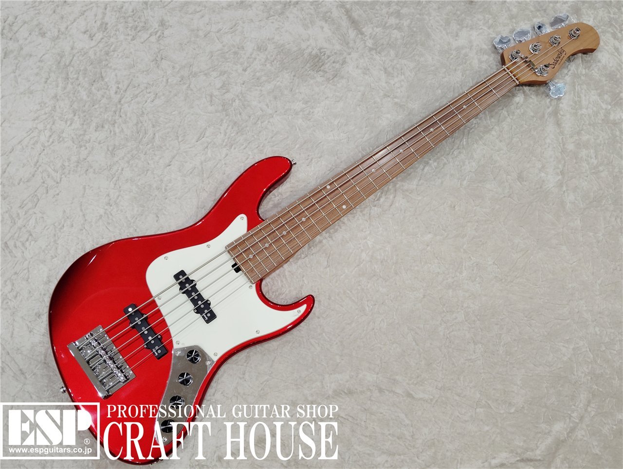 Sadowskyのハイコストパフォーマンスシリーズ「MetroExpress」からWill Leeモデルが新登場 〜SPEC〜 ・5-string electric bass ・34" (864 mm) long scale ・Bolt-on construction ・Okoume body ・Roasted Maple neck ・Morado (Pau Ferro) fingerboard ・12" fingerboard radius ・Sadowsky Just-A-Nut III ・1.75" (44.5 mm) nut width ・22 nickel silver frets (width: 0.094" (2.4 mm) / height: 0.051" (1.3 mm)) ・Sadowsky passive J-Style Single Coil pickup (neck) ・Sadowsky passive J-Style Single Coil pickup in 60's position (bridge) ・Active Sadowsky 2-way electronics ・Controls for Volume / Balance / Treble / Bass (P/P) ・Push/pull function at Bass knob for preamp bypass ・Sadowsky Quick Access Compartment ・Sadowsky Light machine heads with open gear ・0.748&rdquo; / 19 mm string spacing at bridge ・2.24&rdquo; / 57 mm distance between thinnest and thickest string ・Sadowsky S-Style Security Locks ・Sadowsky bridge with quick string release ・Chrome hardware ・Tortoise pickguard (BLK), Parchment pickguard (CAR) ・Incl. Sadowsky Fretboard Protector ・Incl. Hex key tools ・Incl. Sadowsky PortaBag (SAC BAG BASS PORTA) ※画像はご使用のモニターで色味が多少異なる場合がございます。 ※掲載商品は店舗/他のWEBサービス等と並行して販売しております。随時在庫状況の更新を行っておりますが、売り切れの場合はご了承下さい。