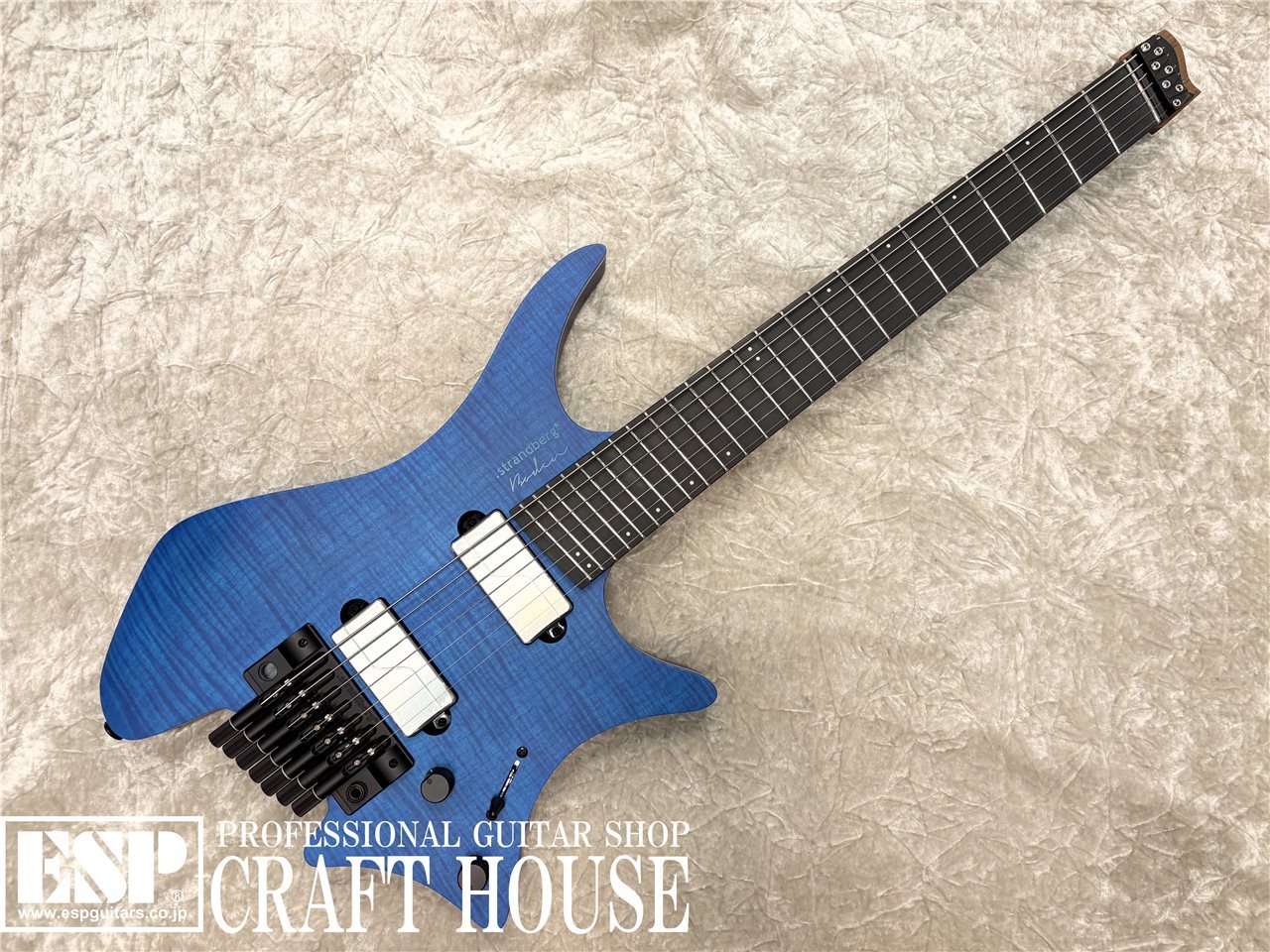 ヘッドレスギターの代名詞とも言える「strandberg」 Boden Prog NXモデルは、スピードと攻撃的性と同時に全てを網羅するバーサタイルな音色を備えるように設計されました。 軽量のチェンバー加工されたボディに、最高レベルのフレイムもしくはキルトメイプル材の突き板を張り合わせた無垢のメイプル材をトップに、またネック材にはカーボンで補強されたメイプル材を、指板材にはリッチライト材を使用することにより、Prog NXシリーズはアコースティックライクなレゾナンスとエッジの効いたフルサウンドを6弦モデルにはSuhrのパッシブピックアップもしくは、7弦モデルにはFishmanのアクティブピックアップとともに忠実にお気に入りのアンプシステムに出力します。Prog NXモデルはEGS Rev7 トレモロユニットが搭載されることにより、滑らかさと卓越したチューニングの安定性を誇ります。 〈SPEC〉 BODY(top) : Solid Maple + Flame Maple BODY(back) : Chambered Swamp Ash NECK : Roasted Maple neck with Carbon Fiber and Walnut reinforcements DRIP : EndurNeck™ Profile FINGERBOARD : Ebonol FRETS : 24F / Stainless SCALE : 25.5"~26.25" RADIUS : 20" BRIDGE : .strandberg* EGS Rev7B tremolo bridge &amp; string locks PICK UP : front / Fishman Fluence Modern Alnico, Brushed Stainless Steel rear / Fishman Fluence Modern Ceramic, Brushed Stainless Steel CONTROLS : Volume × 1, Tone × 1 , 3Way SW ※掲載商品は店舗/他のWEBサービス等と並行して販売しております。随時在庫状況の更新を行っておりますが、売り切れの場合はご了承下さい。 なお、在庫の確認につきましてはお電話・メールにてお問い合わせください。