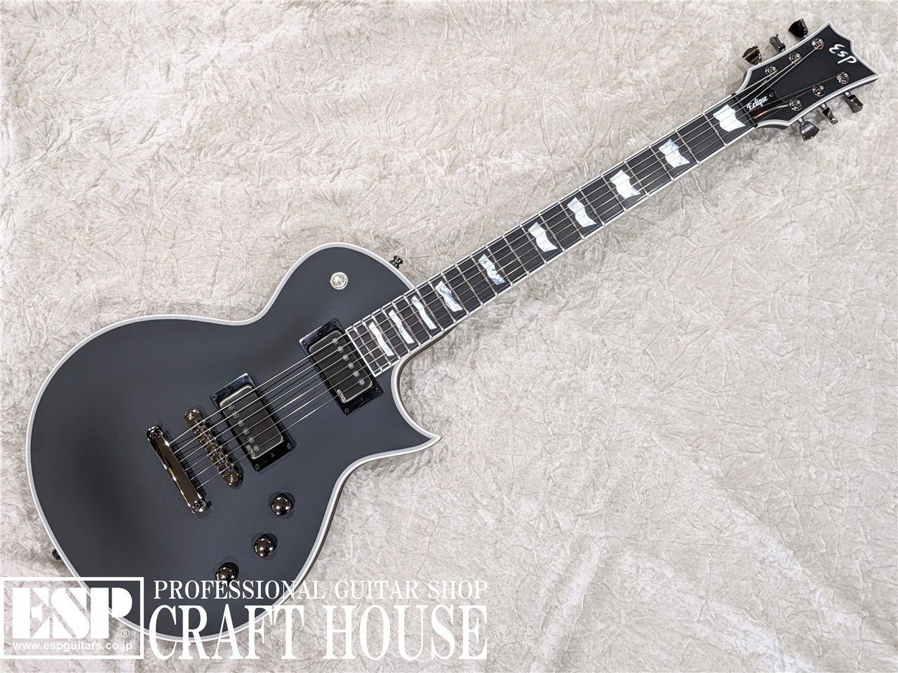 ESP USA発信のトラディショナルなルックスながら、モダンな仕様を持つEC。ハードメイプルトップ、マホガニーバックのボディは一般的に厚く重くなりがちですが、バックカットの採用や、予めボディを薄めに設定する事で重量を軽減し、ステージでの取り回しが格段に向上しています。ピックアップはメタリカのジェイムス・ヘットフィールドモデルを採用。ブリッジにはロック機構を持つTonePros®、テールピースには同じくロック機構を持つGOTOH 510FA搭載。弦振動をタイトにボディに伝えるだけでなく、弦交換時におけるブリッジ脱落の心配もありません。 【ヒール部】 トラディショナルなセットネックスタイルを採用。強固なジョイントでネックの振動もロスすることなくボディへ伝わります。 【バックカット】 バックには、体への密着度を高めるためのバックカットが施されています。 BODY：(Top) Hard Maple w/Laminate Binding, (Back) Mahogany w/Multi-Ply Binding (Total Thickness 50mm) NECK：Honduras Mahogany GRIP SHAPE：Thin U FINGERBOARD：Ebony w/White Binding RADIUS：305R SCALE：628mm NUT：Carbon (42mm) FRET：JESCAR FW57110-NS, 22frets INLAY：MOP Flag JOINT：Set-neck TUNER：GOTOH SG301-04 MG-T BRIDGE：TonePros® T3BT &amp; GOTOH 510FA PICKUPS：(Neck)EMG JH-n, (Bridge)EMG JH-b PARTS COLOR：Black Nickel CONTROLS：Neck Volume, Bridge Volume, Master Tone, Toggle PU Selector ※掲載商品は店舗/他のWEBサービス等と並行して販売しております。随時在庫状況の更新を行っておりますが、売り切れの際はご了承際ください。 なお、在庫につきましてはお問い合わせフォーム、お電話、メールにてお問い合わせください。