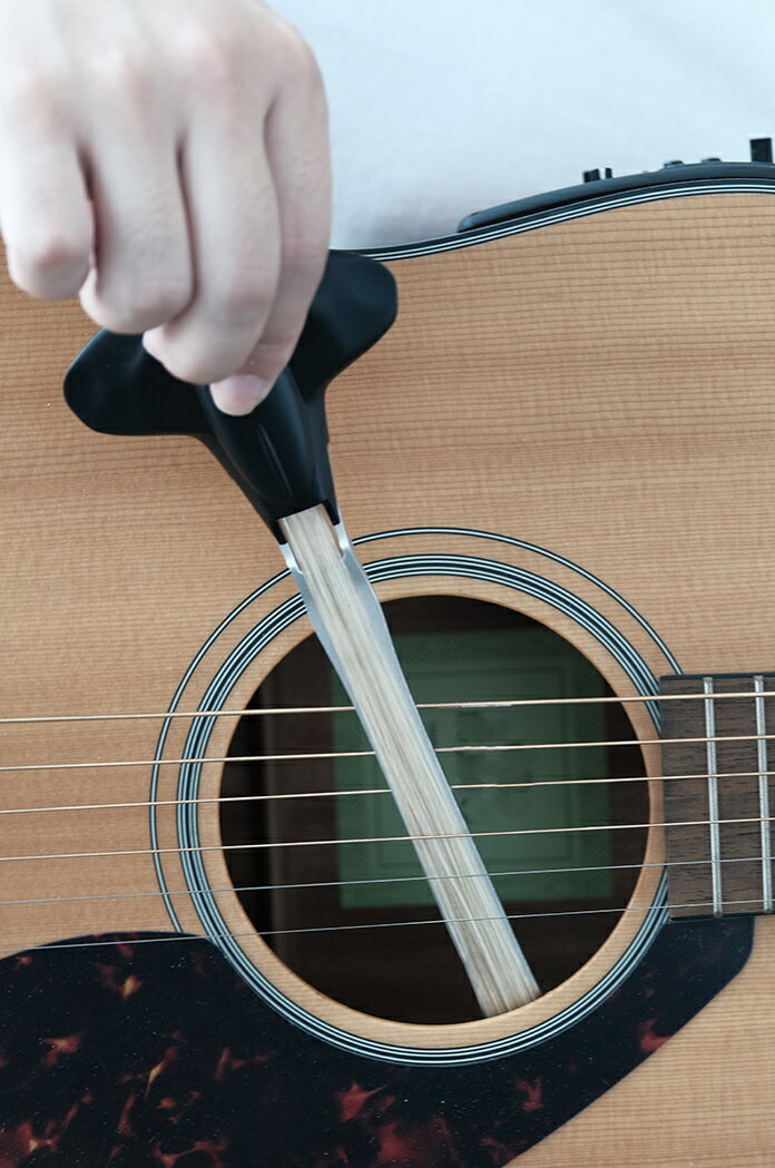 YOOLIM社の Manta Guitar Bowは、新しくユニークなデザインのギター弓です。 マンタ型のプラスティック製の取手、アルミスティックに本物の馬毛を採用しています。 バイオリンの弓などと違って、アルミスティックの両側に馬毛が張られています。 取手の両側は厚みが異なるピックとして使用できます。 色々試して新たな演奏スタイルを発見してみてはどうでしょう。 LサイズとSサイズを用意しています。 Sサイズは、薄型アコースティックモデルにお勧めです。 ◆Manta Guitar Bow-L 重さ：約56g ギター弓サイズ：22.5x8x1.7cm ◆Manta Guitar Bow-S 重さ: 約46g ギター弓サイズ：17.5x8x1.7cm 付属品 ・弓本体 ・取扱説明書 ・クロス ・ロジン? ・アジャスト・ドライバー ・サンドペーパー ※注意：ナイロン弦、コーティング弦には使用できません。 ※画像はサンプルです。 ※在庫切れの際はお取寄せにお時間を頂く場合がございます。