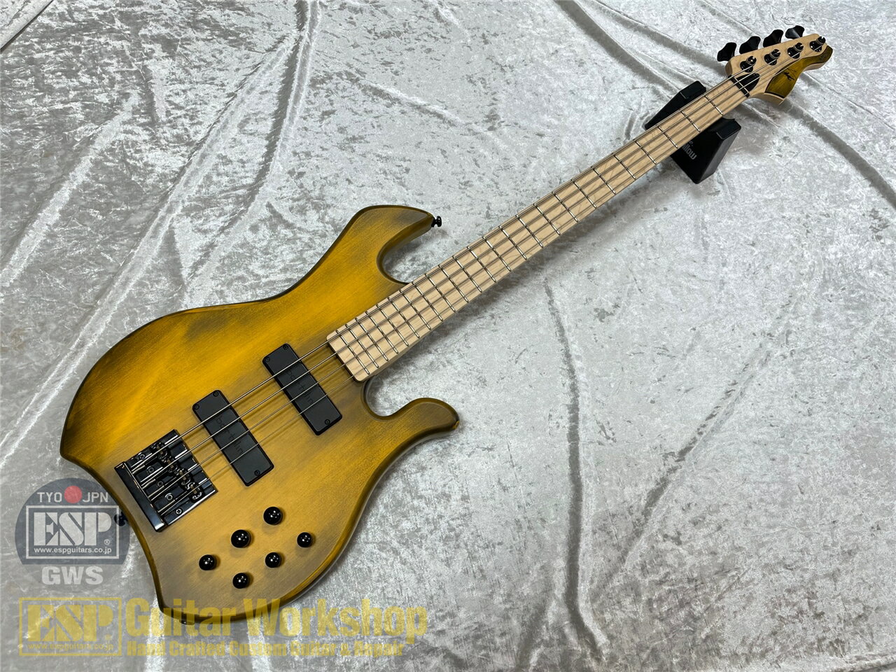 世界中で尊敬されているミュージシャンの一人であるリチャード・ボナのシグネチャーモデル。ハイエンドモデルである&quot;KILIMANJARO&quot;と同じデザイン、製品哲学で同じ主な機能を持ちながら、製造プロセスによって信じられないほどコストパフォーマンスを実現。リチャード・ボナ・シグネチャーモデルを名乗る以上、決して妥協はない。 弦楽器製作の古い歴史をもつイタリア。その決して妥協のないイタリア弦楽器職人よって製作される。 Markbass製ベース用オンボードプリアンプ&quot;MB INSTRUMENT Pre&quot;を搭載。最適なサウンドづくりのための周波数を選択しトーンコントロールはその周波数帯を強調するだけでなく、ブーストしたり、カットしたりする時にユニークでリッチなレスポンスをし極端なセッティングにしてもLOWからHIGHまで失うことはない。 また、パッシブ／アクティブの切り替え時に音量の違いがあまりでないように設計されており実用的な仕様となっている。 SPEC Body:Swamp ash Neck:Selected maple Fingerboard:Maple Scale:34″ Frets:24 Electronic:Passive /active　(MB Instrument Pre) Pickups:Bartolini pickups Color:OLD YELLOW Accessories:GIG BAG ■コンディション 新品 こちらの商品はESPクラフトハウス以外の店舗からの発送商品となります。 セットアップ・点検については、ESPクラフトハウス同様に行なっておりますのでご安心ください。 ※掲載商品は店舗/他のWEBサービス等と並行して販売しております。随時在庫状況の更新を行っておりますが、売り切れの場合はご了承下さい。 なお、在庫の確認につきましてはお電話・メールにてお問い合わせください。