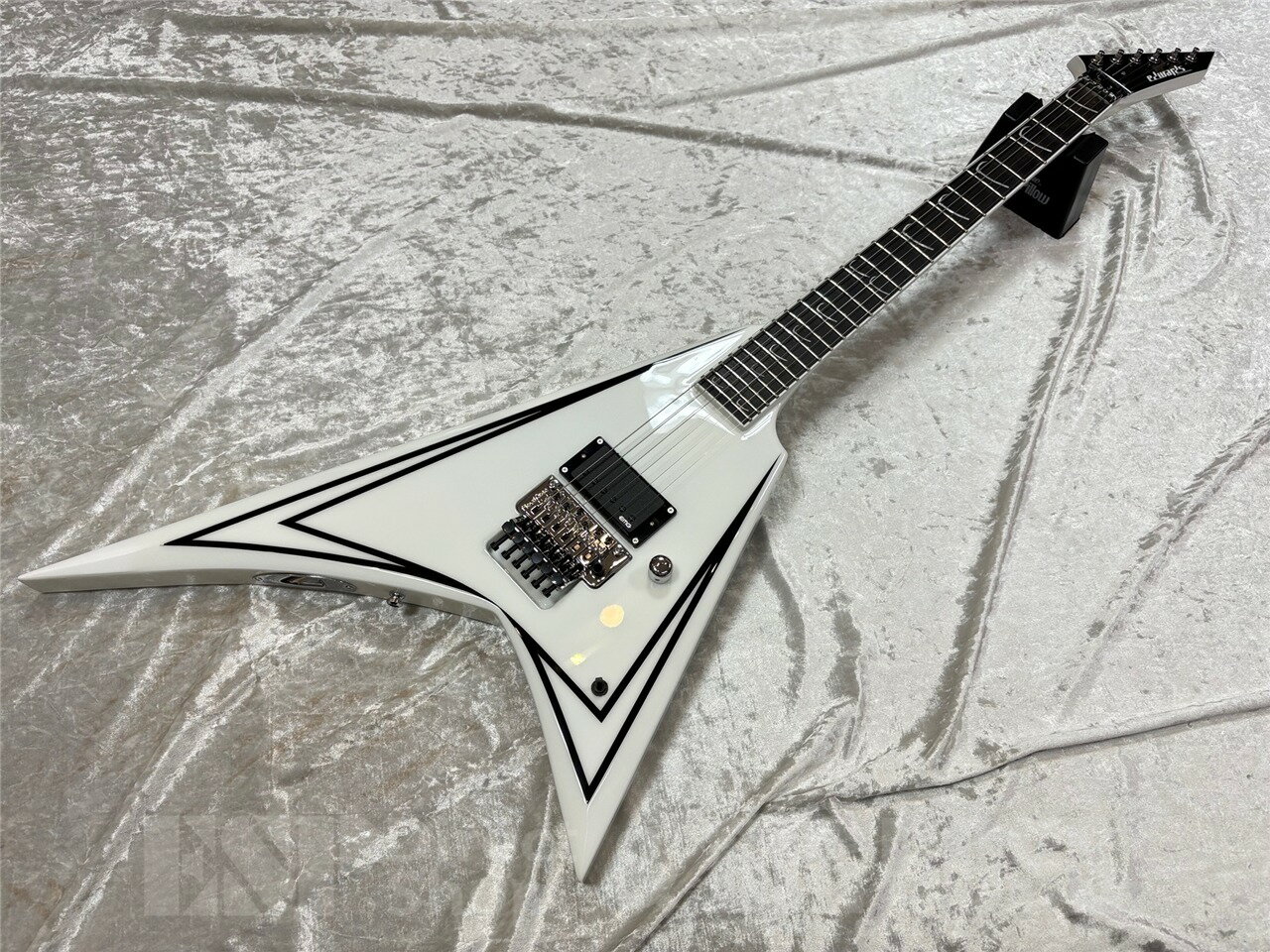 ■ 商品説明 ESPをダイレクトに受け継いでおり、ハードメイプルのスルーネック構造、エボニー指板、アルダーウイング材を使用しています。ピックアップにはEMG FH2を採用、また、アレキシ自身が開発に携わったMM-04 Preamp Boosterを内蔵しています。ブリッジにはフロイドローズ(FRT-1000)を搭載しています。 〇スペック BODY Alder NECK Hard Maple 3P GRIP SHAPE Thin U FINGERBOARD Ebony, 24frets w/White Binding INLAY Scythe SCALE 648mm NUT Lock Nut (42mm/R2) CONSTRUCTION Neck-thru-body TUNER GOTOH SG360-07 BRIDGE Floyd Rose (FRT-1000) PICKUP EMG FH-2 CONTROLS Volume, MM-04 On/Off Switch COLOR White with Black Pin Stripe ■ギグケース付属 ■コンディション 新品 こちらの商品はESPクラフトハウス以外の店舗からの発送商品となります。 セットアップ・点検については、ESPクラフトハウス同様に行なっておりますのでご安心ください。 ※掲載商品は店舗/他のWEBサービス等と並行して販売しております。随時在庫状況の更新を行っておりますが、売り切れの場合はご了承下さい。 なお、在庫の確認につきましてはお電話・メールにてお問い合わせください。