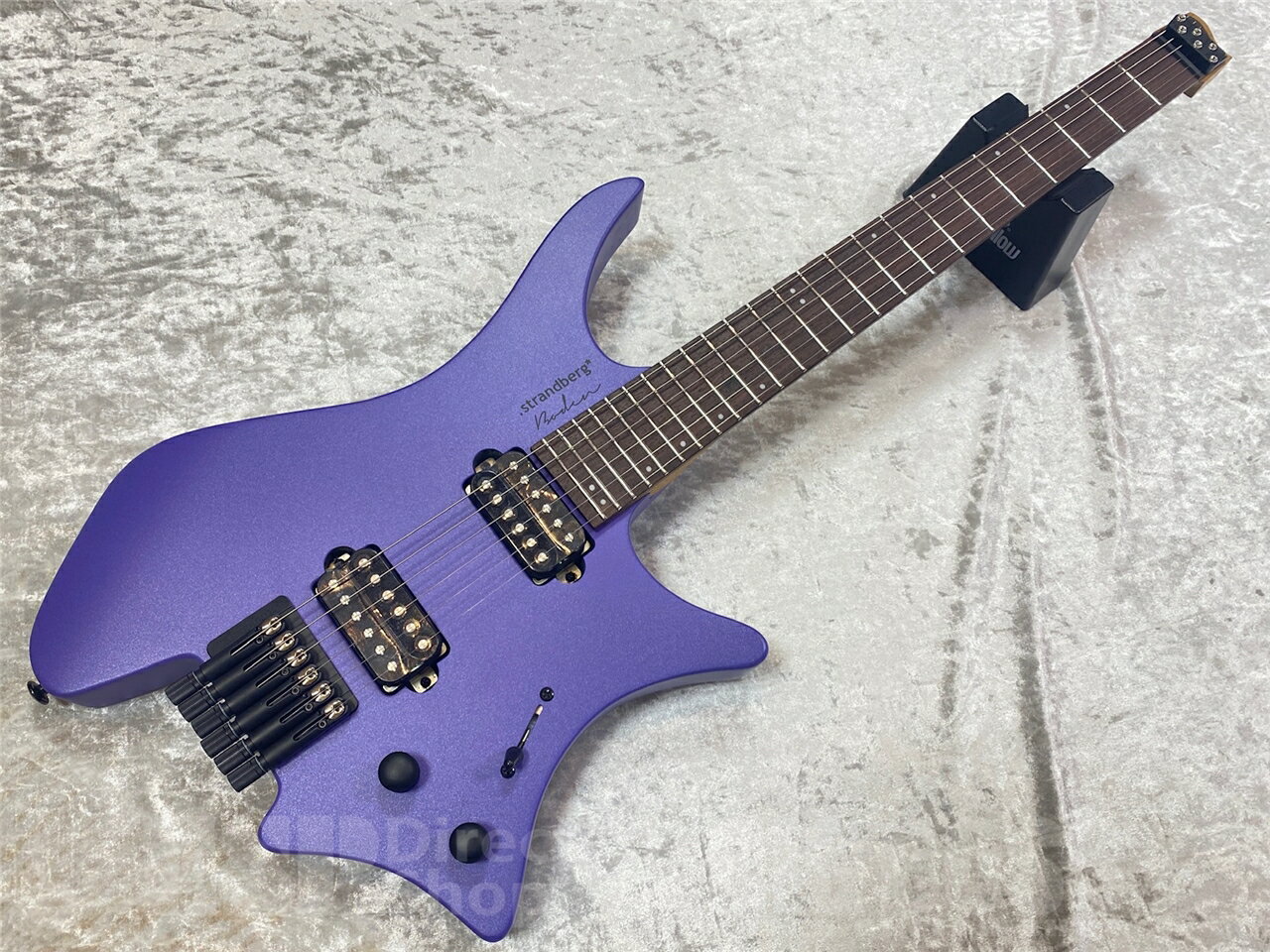 ■商品説明 Essentialは、.strandberg* Bodenを21世紀のエレクトリック・ギターのアイコンに押し上げた、軽量なヘッドレス・デザインとエルゴノミクス、EndurNeck™プロファイル、.strandberg* EGS Arcハードウェア、そしてバランスの取れたユニークなサウンド・キャラクター、幅広い音楽ジャンルと演奏スタイルに対応する汎用性など、すべての主要な特徴を備えた真の.strandberg* Bodenです。 また、これまでの.strandberg* Bodenの中で最もお求めやすい価格となっており、カジュアルにギターを弾く趣味の方から、経験豊富なプロ・プレイヤーまで幅広くアピールします。 この.strandberg*は、ギターを志す学生から本格的なギグミュージシャンまで、あらゆるギタリストが演奏し、楽しむことができる.strandberg*です。 ■ 主な仕様 【General】 Bolt-On Construction with sculpted neck joint heel Solid Meranti Body with Arm and Torso Carves Manufactured in Indonesia 【Hardware】 New .strandberg* EGS Arc cast zink fixed bridge &amp; string locks Black hardware Glow-in-the-dark face inlays and side dot 【Neck＆Frets】 Roasted one-piece Maple neck EndurNeck™ Profile Rosewood fretboard Straight 25.5” Scale length 20” Fretboard Radius 24 Frets DHP Stainless Steel Fretwire 【Accessories】 .strandberg* Essential Gig Bag included Allen Key Kit Included 【Sonic Profile】 H – H Pickup Configuration Neck：.strandberg* custom OEM neck humbucker Bridge：.strandberg* custom OEM bridge humbucker 【Control】 5-Way Pickup Selector ・1. Bridge Series Humbucking ・2. Bridge Series Humbucking + Neck Outer Coil ・3. (Bridge Series Humbucking + Neck Outer Coil in parallel) in series with Neck Inner Coil ・4. Neck Inner Coil ・5. Neck Series Humbucking Master Volume + Master Tone ■コンディション 新品 こちらの商品はESPクラフトハウス以外の店舗からの発送商品となります。 セットアップ・点検については、ESPクラフトハウス同様に行なっておりますのでご安心ください。 ※掲載商品は店舗/他のWEBサービス等と並行して販売しております。随時在庫状況の更新を行っておりますが、売り切れの場合はご了承下さい。 なお、在庫の確認につきましてはお電話・メールにてお問い合わせください。