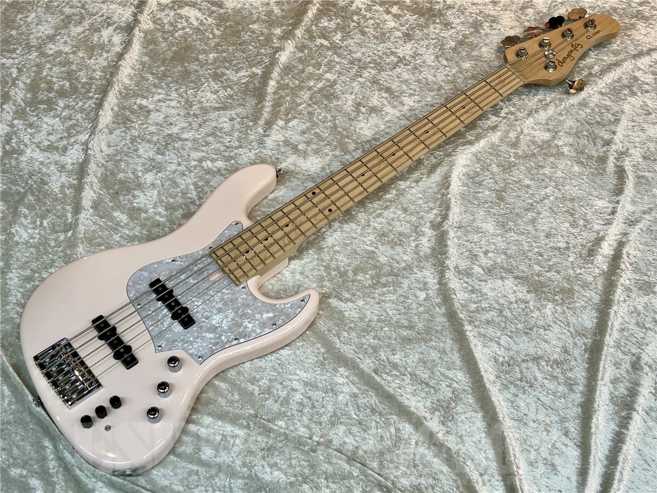 ブリッジとハムバッカーの間には、最新のGK-5ディバイデッド・ピックアップが取り付けられています。本来であれば外付けになる基盤部分をボディに内蔵することで、スマートな取り回しが可能となっています。ボディ下部にはGKをコントロールするミニスイッチが取り付けられており、手元で操作できます。また、GK専用のアウトプットとは別に、通常のアウトプットジャックも備えているため、通常のギターとしても使用できます。 GKドライバーに新たにラインアップされた7弦用を搭載するギターには、フラッグシップモデルであるHORIZONが選ばれました。ハードメイプル3ピースネックのスルーネック構造で、ボディはアルダーが使われています。648mmスケールのエボニー指板には7弦側にポジションマークが入れられています。フレットはエクストラジャンボタイプで、2オクターブをカバーする24フレット仕様です。 ブリッジにはダブルロッキングシステムのフロイドローズ1000シリーズが搭載されています。ピックアップにはESPカスタムラボのハイゲインタイプH-3の7弦用が搭載されており、ボディにはタイレクトマウントで取り付けられています。コントロールはシンプルなボリューム、ピックアップセレクターのみです。 ■主な仕様 BODY：Alder w/White Binding (Thickness 52mm) NECK：Hard Maple 3P FINGERBOARD：Ebony w/White Binding RADIUS：305R SCALE：648mm NUT：LockNut (R7S/48mm) INLAY：(Top)Offset Block, ESP at 12f, (Side)Black Dot FRET：#216, 24frets CONSTRUCTION：Neck-thru-body TUNER：GOTOH SG360-07 BRIDGE：Floyd Rose 7st(FRT-1000)あ国産ハイエンドブランドdragonflyよりトラッドなルックスとモダンなスペックを併せ持つ、CL-DJB-5の中古が入荷致しました。 アッシュボディ、メイプル指板に加え、プリアンプはDarkglass Tone Capsuleを搭載。音ヌケが非常に良い一本に仕上がっております。 重量も約4.4kgと程よく、ロングスケールですので一般的な4弦ベースから持ち替えて使用したい方や、ライブなどでも存在感のあるベースをお探しの方には必見の一本となっております。 画像には写らない打痕やスレ傷、金属パーツの劣化がございますが、全体的に使用感が少なく、まだまだお使いいただける一本となっております。 4弦オクターブビスが変更されております。純正パーツは付属致しません。 フレットは約八割残っており、トラスロッドの効きも良好です。 ■主な仕様 Body：Ash Neck：Hard Maple(Head Thick.17mm) Fingerboard：Maple / 21f / 34"scale / 400R Pickups：DCJB5 N/B Preamp：Darkglass Tone Capsule Controls：Volume / Balancer / Master tone / Treble / Middle / Bass / Active on/off sw. Bridge：Gotoh 404BO-5 (18mm Pitch) Tuner：Gotoh GB528 重量：約4.4kg Gig.Bag PICKUP：(Neck)ESP Custom Lab CL-P-H3n-7, (Bridge)ESP Custom Lab CL-P-H3b-7 PARTS COLOR：Chrome CONTROL：PU Master Volume, Mini Toggle PU Selector, GK Volume, GK BANK Up/Down SW, PU/MIX/GK SW 重量：約4.0kg ソフトケース、アーム付属 こちらの商品はESPクラフトハウス以外の店舗からの発送商品となります。 セットアップ・点検については、ESPクラフトハウス同様に行なっておりますのでご安心ください。 ※掲載商品は店舗/他のWEBサービス等と並行して販売しております。随時在庫状況の更新を行っておりますが、売り切れの場合はご了承下さい。 なお、在庫の確認につきましてはお電話・メールにてお問い合わせください。