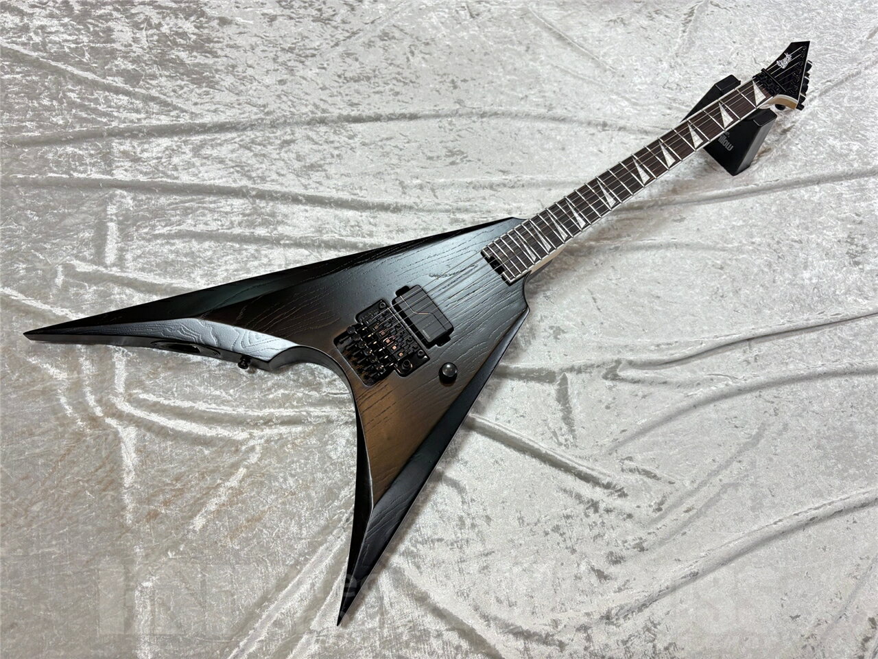 ■ 商品説明 鋭角的で視覚的インパクトの強い人気のARROWシェイプのボディには、音の立ち上がりが早く明瞭なアタック感とバランスの取れたトーンが魅力のアッシュを使用しています。 ネックには高い剛性と安定性を誇るハードメイプルの3ピース構造を採用し、信頼性の高い演奏感を維持します。 指板はローズウッドで、見た目にもインパクトのあるTUSK（タスク）インレイをあしらい、視認性と個性を両立しています。 ステンレスフレットの採用で滑らかな運指と耐久性を確保。 24フレット2オクターブをフルにカバーすることで、ハイポジションを多用するソロプレイにも最適です。 また、ネックはデタッチャブル方式でボディにジョイントされており、ジョイント部はスターカット加工を施すことで、ハイフレットでのスムーズなアクセスと優れたプレイアビリティを実現しています。 ブリッジには、ダブルロッキング方式のFloyd Rose 1000 Seriesを採用しています。過激なアーミングにも確かなチューニングの安定性を誇ります。 ピックアップは、昨今人気急上昇中のFISHMAN Fluence Modern Ceramicをブリッジポジションに搭載。 アクティブピックアップの特長であるそのパワフルかつクリアなトーンは、モダンメタル、ジェント、ヘヴィメタル、ハードロックにおいて極めて高いパフォーマンスを発揮。 VOICE切り替え機能を備え、ボリュームノブを引き上げることでウォームでオーガニックなパッシブピックアップ風なVOICE 2サウンドへ切り替えが可能です。 コントロールは余計な装飾を排したシンプルな1ボリューム仕様で、音と演奏に集中できるストイックな設計となっています。 ■主な仕様 BODY：Ash (Thickness 45mm) NECK：Hard Maple 3P FINGERBOARD：Rosewood w/White Binding RADIUS：305R SCALE：648mm NUT：Locknut (R2/42mm) INLAY：(Top)TUSK, (Side)Dot FRET：EXJ-SS, 24frets CONSTRUCTION：Bolt-on (STAR-CUT) TUNER：GOTOH SG360-07 MG-T BRIDGE：Floyd Rose (FRT-2000) PICKUP：FISHMAN Fluence Modern Ceramic PARTS COLOR：Black CONTROL：Volume(w/Pull for Voice 2) 重量：約2.9kg ■ギグケース付属 ■コンディション 新品 こちらの商品はESPクラフトハウス以外の店舗からの発送商品となります。 セットアップ・点検については、ESPクラフトハウス同様に行なっておりますのでご安心ください。 ※掲載商品は店舗/他のWEBサービス等と並行して販売しております。随時在庫状況の更新を行っておりますが、売り切れの場合はご了承下さい。 なお、在庫の確認につきましてはお電話・メールにてお問い合わせください。