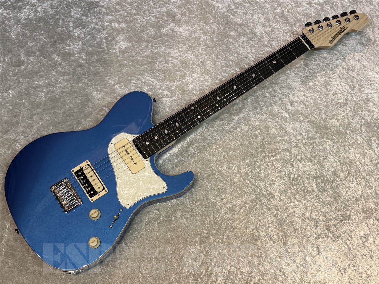 THROBBERと言えばシングルカッタウェイでトラディショナルなルックスながら、モダンな仕様で玄人好みのギターとして、ESPの中でも人気のモデルです。E-THROBBERはルックスを継承しており、同じアルダーボディですが、サウンドリザーバーを敢えて廃したソリッドボディを採用したことで、よりタイトなサウンドにシフトしました。ネックはハードメイプルにロースウッド指板で、ヘッドは僅かに角度の付いたCTシステム、ペグにはGOTOHのロック式タイプMG-Tを採用、デタッチャブル方式でボディにジョイントされ、ジョイント部はプレイヤビリティを向上させるスターカットです。 ピックアップはセイモアダンカンで、ネック側にシングルコイルのSP90-1n、ブリッジ側にTB-59を搭載。出力は決して高くはありませんが、楽器本来のサウンドを忠実に再現してくれます。ブリッジにはESPカスタムラボのフィクスドタイプで、弦はボディバックからセットするスタイルです。 ■主な仕様 BODY:Alder w/Ivory Binding NECK:Hard Maple(CT System) FINGERBOARD:Rosewood, 22Frets RADIUS:305R SCALE:648mm NUT:Bone (42mm) CONSTRUCTION:Bolt-on (Star-cut) TUNER:GOTOH SG360-07 MG-T BRIDGE: ESP Custom Lab FIXED w/String-thru-body PICKUPS:(Neck) Seymour Duncan SP90-1n, (Bridge) Seymour Duncan TB-59 PARTS COLOR:Chrome CONTROLS:Master Volume, Master Tone, 3 WAY Lever PU Selector 重量：約3.5kg ■コンディション 新品 こちらの商品はESPクラフトハウス以外の店舗からの発送商品となります。 セットアップ・点検については、ESPクラフトハウス同様に行なっておりますのでご安心ください。 ※掲載商品は店舗/他のWEBサービス等と並行して販売しております。随時在庫状況の更新を行っておりますが、売り切れの場合はご了承下さい。 なお、在庫の確認につきましてはお電話・メールにてお問い合わせください。