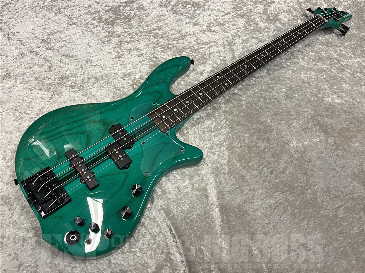 ■ 商品説明 小振りなボディにスリムなネックを持つ取り回しの良いベース『E-BOTTOM BUMP』 ■ おすすめポイント ハードメイプルの明瞭でタイトなレスポンスと、ウォルナットの中低域のふくよかさが絶妙に融合。剛性にも優れ、長期間にわたる安定性を確保しています。スルーネック構造により、ボディ全体で鳴るような一体感のあるサウンドと、際立ったサステインを実現しています。 ボディウイングにはアッシュ材を採用。アタック感に優れた明るいトーンを持ち、輪郭のあるサウンドをアウトプット。スルーネック構造との組み合わせにより、力強いアタックとレンジの広いサウンドを両立し、様々なジャンルに対応できる柔軟性を備えています。 コンパクトに設計されたボディシェイプは、ステージ上でも取り回しが良く、長時間の演奏でも疲れにくい設計。 加えて、38mmのナット幅とスリムなネックにより、手の小さなプレイヤーでもストレスのないフィンガリングが可能。テクニカルなプレイにも対応できる快適な操作性を実現しています。 ピックアップにはESPカスタムラボ製のPタイプとJタイプのコンビネーションを搭載。存在感のあるトーンを出力しながらも、豊かな倍音と自然なニュアンスを保持。さらに、HALIBUT CustomアクティブEQ回路を内蔵し、3バンドEQによる柔軟なトーンコントロールが可能です。繊細なトーンからパワフルなサウンドまで、幅広い音楽スタイルに対応する表現力をプレイヤーにもたらします。 ブリッジには、国内外の多くのプロに信頼されるGOTOH製404-SJブリッジを採用。 裏通しで弦を張る構造により、テンション感を高めつつタイトで芯のあるサウンドで、正確なピッチと安定したサスティンがを約束します。 ■主な仕様 BODY：Swamp Ash NECK：Hard Maple 3P FINGERBOARD：Rosewood, 21frets SCALE：864mm NUT：Bone (38mm) INLAY：Acrylic Dot NECK JOINT：Bolt-on TUNER：GOTOH GB707E BRIDGE：GOTOH 404SJ-4 (String-thru-body) PICKUPS：(Neck) Seymour Duncan SPB-1, (Bridge) Seymour Duncan SJB-1b CONTROLS：Master Volume, PU Balancer, EQ ON/OFF Switch, 3BAND EQ(CI-R-03) ■付属品 GigBag ■コンディション 新品 こちらの商品はESPクラフトハウス以外の店舗からの発送商品となります。 セットアップ・点検については、ESPクラフトハウス同様に行なっておりますのでご安心ください。 ※掲載商品は店舗/他のWEBサービス等と並行して販売しております。随時在庫状況の更新を行っておりますが、売り切れの場合はご了承下さい。 なお、在庫の確認につきましてはお電話・メールにてお問い合わせください。