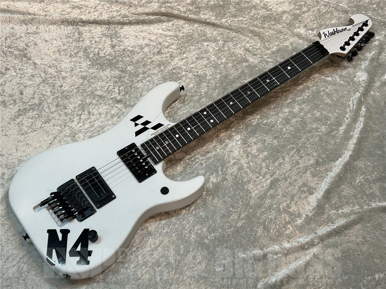 世界限定10本の超激レアの"N4 GREAT WHITE HOPE"が入荷!! “Great White Hope”の愛称で知られる白いN4を、日本限定仕様で再現したモデルです。BANSHEEのMVでも使用された外観と機能を踏襲し、全体的に小ぶりなボディとStephens Extended Cutawayにより高フレットまで無理なくアクセス可能。フロイドローズにEVH D-Tunaを組み合わせ、瞬時のドロップDに対応します。ピックアップはフロントにSeymour Duncan ’59、リアにBill Lawrence L-500を搭載。さらにBuzz Feiten Tuning Systemが正確なイントネーションと倍音の整いを支え、ステージを想定した最小限のコントロール（マスターボリューム＋ピックアップセレクター）で素早い操作性を実現します。 特徴 コンパクトボディ×Stephens Extended Cutaway 全体を小ぶりに設計し、取り回しとフィット感を向上。カッタウェイ形状により高音域への到達がスムーズで、素早いポジション移動や大きなストレッチにも対応します。 Floyd Rose＋EVH D-Tuna 6弦のロックスクリュー部にD-Tunaを装備。通常チューニングとドロップDを素早く切り替えられ、ライブでの楽曲切替やリフ／ソロの使い分けが容易です。フロイドの安定したチューニング保持と合わせ、実戦的な運用ができます。 ’59×L-500＋Buzz Feiten Tuning System フロントのSeymour Duncan ’59が太さと艶を、リアのBill Lawrence L-500が切れと抜けを担当。Buzz Feiten Tuning Systemが各ポジションのピッチ感と倍音バランスを整え、クリーンからハイゲインまで明瞭な和音とサステインを引き出します。 注意事項 EVH D-Tunaの動作には、ブリッジをデッキド（ダウンのみ作動）設定にするのが基本です。フローティング設定では作動が不安定になる場合があります。 Buzz Feiten Tuning System搭載個体は、対応チューナーまたは専用手順での調整が推奨です。セットアップに不慣れな場合は専門店へご相談ください。 木材由来のため、外観（木目・色味）には個体差があります。 仕様および外観は予告なく変更となる場合があります。 本モデルは日本限定仕様です。流通量に限りがあります。 ■主な仕様 BODY: Alder NECK: Birdseye Maple JOINT: Stephens Extended Cutaway FINGERBOARD: Ebony FRETS: 22 INLAY: Dot NUT: Locking Nut NUT WIDTH: 43mm SCALE: 25.5 inch CONTROLS: 1 Volume / 3-Way Toggle PICKUPS: Seymour Duncan ’59 (Neck) / Bill Lawrence (Bridge) HARDWARE: Black TUNING MACHINES: Grover Exclusive 18:1 (Black) BRIDGE: Floyd Rose Original with EVH D-Tuna COUNTRY OF ORIGIN: USA 重量：約3.3kg &nbsp; &nbsp; こちらの商品はESPクラフトハウス以外の店舗からの発送商品となります。 セットアップ・点検については、ESPクラフトハウス同様に行なっておりますのでご安心ください。 ※掲載商品は店舗/他のWEBサービス等と並行して販売しております。随時在庫状況の更新を行っておりますが、売り切れの場合はご了承下さい。 なお、在庫の確認につきましてはお電話・メールにてお問い合わせください。