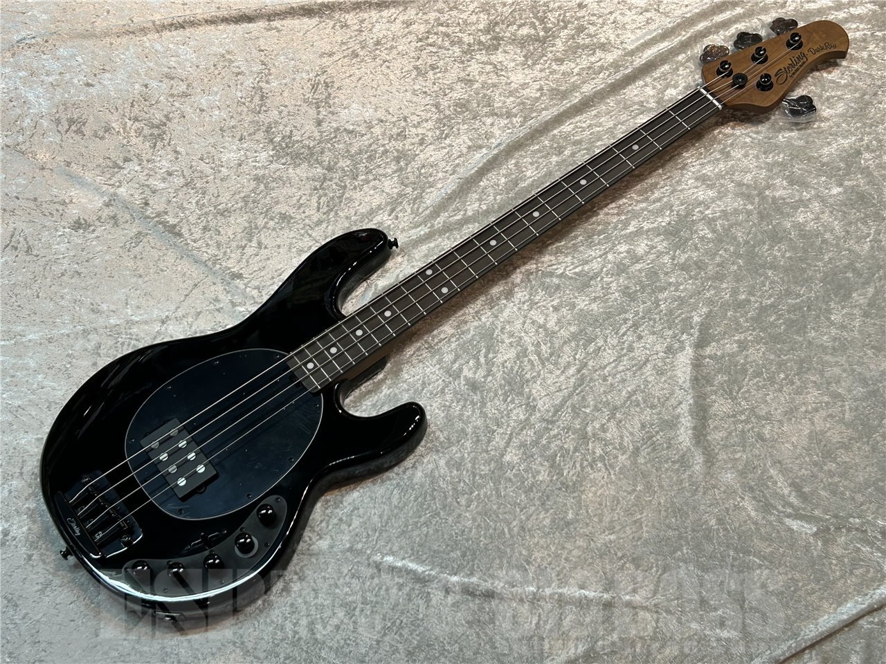 コストパフォーマンス抜群なSterling STINGRAYシリーズから、CUSTOM DARKGLASS ACTIVE PREAMPを搭載した DarkRayが入荷‼ Alpha DistortionとOmega Distortionを内蔵し、状況に合わせたサウンドメイクが手元で可能な一本となっております。 ■主な仕様 Body Wood：Nyatoh Body Color：Black (BK) Bridge：Sterling by Music Man-Designed Bridge Pickguard：Black Scale Length：34" (86.4cm) Neck Radius：9.5" (24cm) Frets：21 Frets, Medium Neck Width：1.69" (43mm) at Nut, 2.44" (62mm) at Last Fret Neck Wood：Roasted Maple Fingerboard：Ebony Fret Markers：White Dot Markers Tuning Machines：Open Gear Truss Rod：Dual Action Neck Attachment：6 Bolts Controls：Custom Darkglass® 2-band Active Preamp with Two Distortion Circuits (Alpha and Omega); Vol, Gain, Blend, Treble, Bass Switching 3-way Lever Distortion Selector; Preamp Only, Preamp + Alpha Distortion, Preamp + Omega Distortion Pickups：H - 1 Alnico Humbucker 重量：約4.0kg ■ コンディション 新品 こちらの商品はESPクラフトハウス以外の店舗からの発送商品となります。 セットアップ・点検については、ESPクラフトハウス同様に行なっておりますのでご安心ください。 ※掲載商品は店舗/他のWEBサービス等と並行して販売しております。随時在庫状況の更新を行っておりますが、売り切れの場合はご了承下さい。 なお、在庫の確認につきましてはお電話・メールにてお問い合わせください。