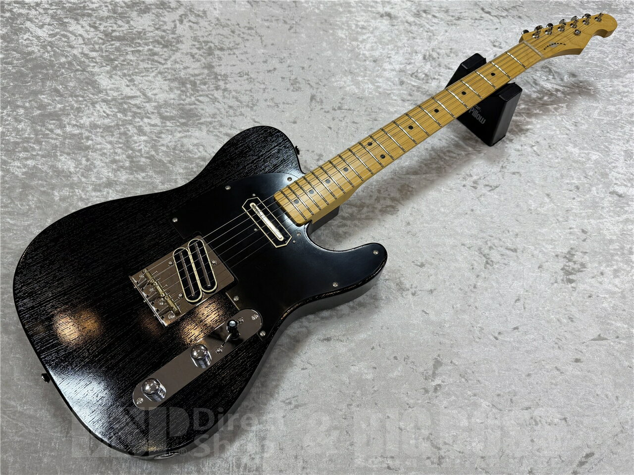 ■商品説明 猛毒性の扱いを和らげ “ Sidewinder “ の持つ毒性をアダルトにアレンジ。 “サイドワインダー “ の持つ毒性をアダルトにアレンジ。パンチのあるCC P.U.との相性を考慮しボディは見栄えはそのままにシンライン構造としている。ほんのりと残る生鳴りのエアー感とソリッド感の強いCC P.U.とのコンビネーションによりワイルドさとアダルトさを併せ持つ。4 Wayのコントロールはフロント/ フロントP.U.+ブリッジネック側シングル / ブリッジネック側シングル / ブリッジ・ハムバッカーとなっている。それにより、音楽性の幅を広げている。 そして見た目において、異端な「サイドワインダー」らしさは健在。 SPEC BODY Thinline Ash (non F-Hole） NECK Maple 1P NECK SHAPE U Shape RADIUS 210R SCALE 25.5” (648mm) NUT Oil Finished Bone NUT WIDTH 42mm FRETS 21F / Jescar #45100 Nickel- Silver BRIDGE SADDLE Brass TUNER Gotoh PICKUPS KINGSNAKE " Sidewinder CC " Set / NECK : （ ALNICO 3 Magnet / D.C. resistance 3.5KΩ / BRIDGE : （ 4 Conducts / Ceramic Bar Maginet / D.C. resistance 4.6KΩ (Single）, 9.2KΩ (Humbucker）） SELECTOR 4-WAY Switch ( 1.SINGLE ( F ) / 2. FRONT + BRIDGE NECK SIDE SINGLE / 3.BRIDGE NECK SIDE SINGLE( / 4. BRIDGE HUMBUCKER ( SERIES ) STRINGS Ernie Ball 2221 (.010-.046) FINISH All Lacquer CASE Gig Bag ■コンディション 新品 ■ 配送について ■ コンディション 新品 こちらの商品はESPクラフトハウス以外の店舗からの発送商品となります。 セットアップ・点検については、ESPクラフトハウス同様に行なっておりますのでご安心ください。 ※掲載商品は店舗/他のWEBサービス等と並行して販売しております。随時在庫状況の更新を行っておりますが、売り切れの場合はご了承下さい。 なお、在庫の確認につきましてはお電話・メールにてお問い合わせください。
