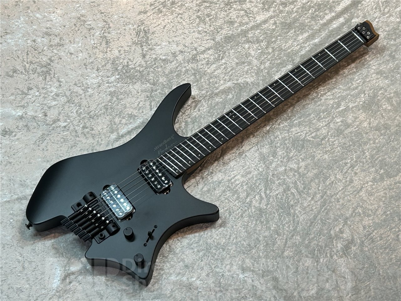 Metalシリーズのギターは、2017年の発売以来、プレイヤーに不動の人気を誇っていますが、ミュージシャンのニーズは常に進化しており、楽器も進化を続けています。 近年最も要望の多かった機能の一つが、ローステッドメイプルネックの再導入です。チェンバード加工されたバスウッドボディ、EGS Rev7Bトレモロ（ポップイン式トレモロアーム）、そしてアメリカ製のSuhrピックアップと組み合わせることで、Boden Metal NX 6 Tremoloは、プレイヤーに馴染みのあるあらゆる機能に加え、剛性の向上とトレモロブリッジによる表現力豊かな演奏性も備えたギターとなっています。 ■主な仕様 Body Material：Basswood Body Top Material：Solid Maple Neck Material：Roasted Maple Neck Reinforcement Material：Carbon Fiber Fretboard Material：Ebonol Scale Length：25"-25.5" Fretboard Radius：20" Number of Frets：24 Zero Fret Type：Jescar 57110-S Stainless Steel Main Fret Type：Jescar 51100-S Stainless Steel Nut Width Global：42.00 mm Nut Width Imperial：1.65 inch Nut：Plastic moulded 6-string nut Neck Construction：Bolt-On Scale Configuration：Multi-Scale Neck Profile：EndurNeck Bridge Type：Tremolo Pickups：Suhr USA 重量：約2.2kg ギグバッグ付属 ■コンディション 新品 こちらの商品はESPクラフトハウス以外の店舗からの発送商品となります。 セットアップ・点検については、ESPクラフトハウス同様に行なっておりますのでご安心ください。 ※掲載商品は店舗/他のWEBサービス等と並行して販売しております。随時在庫状況の更新を行っておりますが、売り切れの場合はご了承下さい。 なお、在庫の確認につきましてはお電話・メールにてお問い合わせください。