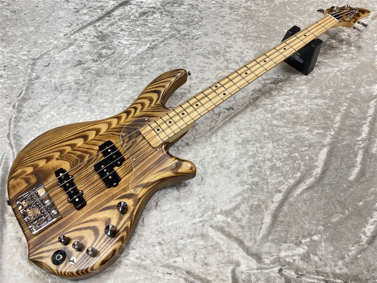 ■商品説明 ESP Bottom Bumpをコストパーフォマンスしたモデルになります。 ■オススメポイント まず目につくのはスワンプアッシュの美しい木目。 こちらは木目をバーナーで焼き付けているバーナーフィニッシュになっており、より一層木目が際立っています。 ピックアップにはセイモアダンカン社製のSPB-1、SJB-1bを搭載。 3バンドイコライザーによりこれを多彩なサウンドに仕上げることが出来る為、あらゆるプレイヤーにお勧めできる仕様となっております。 プリアンプもブーストだけではなく、カットも可能なためドンシャリサウンドや落ち着いたジャズやブルースの様なサウンドにもできます。 GOTOH社製パーツやセイモアダンカン社製ピックアップなど、とてもコストパフォーマンスに優れているモデル。 是非一度お試しください。 ■SPEC BODY: (Top) Flamed Maple Veneer w/Hard Maple Binding, (Back) Ash NECK: Hard Maple 3P FINGERBOARD: Ebony, 24Frets RADIUS: 400R SCALE: 648mm NUT: Duracon (42mm) CONSTRUCTION: Bolt-on (CD cut) TUNER: GOTOH SG360-07R MG-T BRIDGE: ESP Custom Lab Fixed w/Strings-thru-body PICKUPS: (Neck) ESP Custom Lab CL-P-H-3n (Bridge) ESP Custom Lab CL-P-H-3b PARTS COLOR: Black CONTROLS: Master Volume, Master Tone, 3 WAY Lever PU Selector with Gig Case、レンチ類 ■コンディション 新品 こちらの商品はESPクラフトハウス以外の店舗からの発送商品となります。 セットアップ・点検については、ESPクラフトハウス同様に行なっておりますのでご安心ください。 ※掲載商品は店舗/他のWEBサービス等と並行して販売しております。随時在庫状況の更新を行っておりますが、売り切れの場合はご了承下さい。 なお、在庫の確認につきましてはお電話・メールにてお問い合わせください。