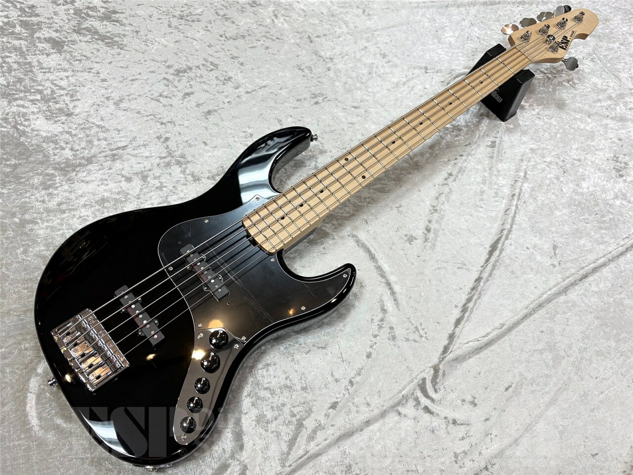 ■商品説明 リニューアルしたAMAZE-AS-5のカラーオーダーモデル！ AMAZEは、トラディショナルなJスタイルながら、日本人の体格に合わせてスマートになったボディアウトラインを持ち、ハイファイなピックアップと扱いやすいプリアンプを内蔵した、ESPを代表するベースです。 これまで5弦モデルでは、一般的なベースのスケールより長い889mmが採用されていましたが、より柔軟でフレキシブルなプレイスタイルに合わせて4弦と同じく864mmを採用しています。また、ペグがGOTOH GB11Wから同社のGBU510C-11に変更され、若干ではありますがヘッド側での重量軽減になりました。 小振りなシェイプながら、オールマイティなサウンドを提供するAMAZE。AS-5は、カラリとしたスラップサウンドを目指し、アッシュボディをチョイス。クリアに通る低音域も魅力的。 コントロール ESPカスタムラボのアクティブ3バンドEQサーキットであるCINNAMONを内蔵しています。マスターヴォリュームをプル（引き上げる）することで、CINNAMONをスルーしてパッシブモードとして使用する事が可能となります。 また、トレブルカットはパッシブ設計となっているため、パッシブ時には通常トーンとして機能します。 ピックアップ ESPカスタムラボのJ-1ピックアップを搭載しています。 クリアでHi-Fiな特性はEQと相性が良く、パッシブ時も物足りなさはありません。 ピックアップフェンス ESPカスタムラボのピックアップフェンスが付属します。 プレイスタイルに合わせてお好みで取り付けて使用してください。 SPEC BODY Swamp Ash (Thickness 42mm) NECK Quartersawn Hard Maple GRIP SHAPE Slim U FINGERBOARD Hard Maple RADIUS Compound(240-400R) SCALE 864mm NUT Unbleached Bone(46mm) INLAY (Top)Black Acrylic Dot, (Side)Luminlay SGM-23L FRET M-SS, 21frets CONSTRUCTION Bolt-on TUNER GOTOH GBU510C-11 BRIDGE GOTOH 404BO-5 w/String-thru-body PICKUPS (Neck)ESP Custom Lab CL-P-J5-1n, (Bridge)ESP Custom Lab CL-P-J5-1b PARTS COLOR Chrome CONTROLS Master Volume (w/Preamp Thru SW), PU Balancer, 3 BAND EQ (ESP CINNAMON) SET STRINGS .045-.130 こちらの商品はESPクラフトハウス以外の店舗からの発送商品となります。 セットアップ・点検については、ESPクラフトハウス同様に行なっておりますのでご安心ください。 ※掲載商品は店舗/他のWEBサービス等と並行して販売しております。随時在庫状況の更新を行っておりますが、売り切れの場合はご了承下さい。 なお、在庫の確認につきましてはお電話・メールにてお問い合わせください。