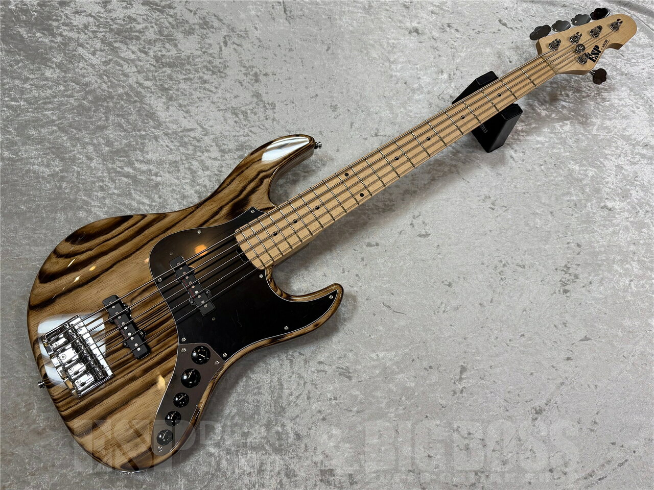 ESP AMAZEから5弦モデルがリニューアルして登場！ AMAZEは、トラディショナルなJスタイルながら、日本人の体格に合わせてスマートになったボディアウトラインを持ち、ハイファイなピックアップと扱いやすいプリアンプを内蔵した、ESPを代表するベースです。 これまで5弦モデルでは、一般的なベースのスケールより長い889mmが採用されていましたが、より柔軟でフレキシブルなプレイスタイルに合わせて4弦と同じく864mmを採用しています。また、ペグがGOTOH GB11Wから同社のGBU510C-11に変更され、若干ではありますがヘッド側での重量軽減になりました。 小振りなシェイプながら、オールマイティなサウンドを提供するAMAZE。AS-5は、カラリとしたスラップサウンドを目指し、アッシュボディをチョイス。クリアに通る低音域も魅力的。 コントロール ESPカスタムラボのアクティブ3バンドEQサーキットであるCINNAMONを内蔵しています。マスターヴォリュームをプル（引き上げる）することで、CINNAMONをスルーしてパッシブモードとして使用する事が可能となります。 また、トレブルカットはパッシブ設計となっているため、パッシブ時には通常トーンとして機能します。 ピックアップ ESPカスタムラボのJ-1ピックアップを搭載しています。 クリアでHi-Fiな特性はEQと相性が良く、パッシブ時も物足りなさはありません。 ピックアップフェンス ESPカスタムラボのピックアップフェンスが付属します。 プレイスタイルに合わせてお好みで取り付けて使用してください。 SPEC BODY Swamp Ash (Thickness 42mm) NECK Quartersawn Hard Maple GRIP SHAPE Slim U FINGERBOARD Hard Maple RADIUS Compound(240-400R) SCALE 864mm NUT Unbleached Bone(46mm) INLAY (Top)Black Acrylic Dot, (Side)Luminlay SGM-23L FRET M-SS, 21frets CONSTRUCTION Bolt-on TUNER GOTOH GBU510C-11 BRIDGE GOTOH 404BO-5 w/String-thru-body PICKUPS (Neck)ESP Custom Lab CL-P-J5-1n, (Bridge)ESP Custom Lab CL-P-J5-1b PARTS COLOR Chrome CONTROLS Master Volume (w/Preamp Thru SW), PU Balancer, 3 BAND EQ (ESP CINNAMON) SET STRINGS .045-.130 こちらの商品はESPクラフトハウス以外の店舗からの発送商品となります。 セットアップ・点検については、ESPクラフトハウス同様に行なっておりますのでご安心ください。 ※掲載商品は店舗/他のWEBサービス等と並行して販売しております。随時在庫状況の更新を行っておりますが、売り切れの場合はご了承下さい。 なお、在庫の確認につきましてはお電話・メールにてお問い合わせください。