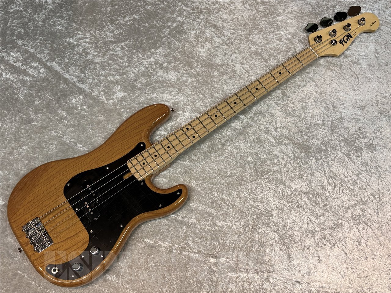 Neo Classic NPBは、トラディショナルなPBスタイルを基本にしながらも、現代のニーズに合わせ新しい要素を盛り込んだエレキベースです。 当モデルは、アッシュボディ、メイプル指板、ヴィンテージナチュラルカラーという組み合わせ。 作りの良さはもちろんの事、スムースなフィンガリングをサポートするフレットエッジ処理など、長年の経験で培われた技術が活かされています。 また、トラッドなPBタイプと比べてナット幅が約2mm狭い仕様のネックを採用しており、ネックが太いという理由からPBタイプを敬遠されていたお客さまにもオススメです。 サイドポジションマークにはルミンレイ(蓄光)を採用し、視認性もアップしています。 デタッチャブル(ボルトオン)構造のベースの肝であるネックジョイントのプレートは、ステンレス製のものを採用。音の立ち上がりの良さを重視しており、止めネジもステンレス製というコダワリです。 ピックアップは、FGNオリジナルのものを採用。コントロールは、1ボリューム・1トーンです。Pタイプらしくズッシリとした低音でありながら、フジゲンベース特有のまとまったサウンドキャラクターという印象があります。 ベーシストなら1本は持っておきたいPBタイプ。ぜひともフジゲンのNPBをご検討ください。 ■主な仕様 Construction：Bolt-on Neck Body：Ash Neck：Maple U-Shape Fingerboard：Maple Scale：34" (864mm) Frets：20F Medium Jumbo C.F.S. Tuners：GOTOH® GB2 Bridge：FGN JB700 (Spiral Saddles) Hardware Color：Chrome &amp; Nickel Pickup (Neck)：FGN 62P Controls：1Volume, 1Tone Body Finish：Gloss 重量：約3.78kg こちらの商品はESPクラフトハウス以外の店舗からの発送商品となります。 セットアップ・点検については、ESPクラフトハウス同様に行なっておりますのでご安心ください。 ※掲載商品は店舗/他のWEBサービス等と並行して販売しております。随時在庫状況の更新を行っておりますが、売り切れの場合はご了承下さい。 なお、在庫の確認につきましてはお電話・メールにてお問い合わせください。