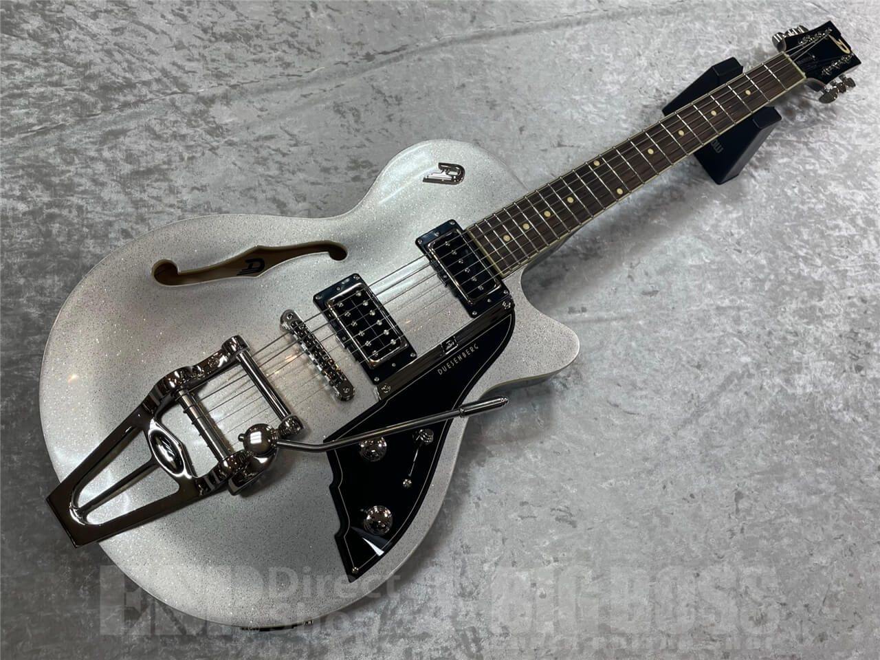 長期在庫の為、特別大特価！ MADE IN GERMAN。個性的なセンスが光るDUESENBERGが入荷です！ 1986年より独創的ギター製作で知られるドイツの名門ギタークラフトブランド【デューセンバーグ】アンティークカーの様なパーツや、サウンドなど、トータルデザインは他では真似のできないハイセンスな仕上がり。ファンも多く、日本では椎名林檎さんや、布袋寅泰さんの使用で知名度も高いブランドです。 今回ご紹介するのは、デューセンバーグの中でも代表的なモデルのスタープレイヤーシリーズ。高級感と、上品さ、ロックなスタイルを取り込んだセミアコースティク（セミホロウ）構造の一本です。ボディトップと、バック共にアーチ加工が施されており、ボディバックには杢目の美しいフレイムメイプルが採用されています。 サウンドは、オリジナルピックアップであるDomino P-90と、Grand Vintage Humbucker P.Uを採用。太く甘いサウンドから、立ち上がりの良いロックサウンドまで自在に操れます。 ラメ＋グロスフィニッシュの採用で、全体的なクラシックな存在感を壊さず、上品で存在感のある仕上がりになっています。 LPを少し大きくしたサイズ感なので、いわゆる335タイプのセミアコよりも圧倒的に扱いやすいです。Suhrなどのハイエンドブランドなども使用しているPlecシステム採用によりメーカー出荷時より最高のプレイヤビリティも約束されています。 個性のあるギター、唯一無二な存在感を放ちたいプレイヤーは是非お見逃しなく。 Body　Laminated Spruce Top / Flamed Maple Back,Sides Neck　1-piece Maple Fingerboard　Indian Rosewood Pickup　Neck : Duesenberg Domino P-90 　　　　Bridge : Duesenberg Grand Vintage Humbucker Control　1 Volume, 1 Tone, 3-way Pickup Selector Bridge　Duesenberg steel saddle bridge Tremolo　Duesenberg Deluxe Tremola Case　Original Hard Case こちらの商品はESPクラフトハウス以外の店舗からの発送商品となります。 セットアップ・点検については、ESPクラフトハウス同様に行なっておりますのでご安心ください。 ※掲載商品は店舗/他のWEBサービス等と並行して販売しております。随時在庫状況の更新を行っておりますが、売り切れの場合はご了承下さい。 なお、在庫の確認につきましてはお電話・メールにてお問い合わせください。