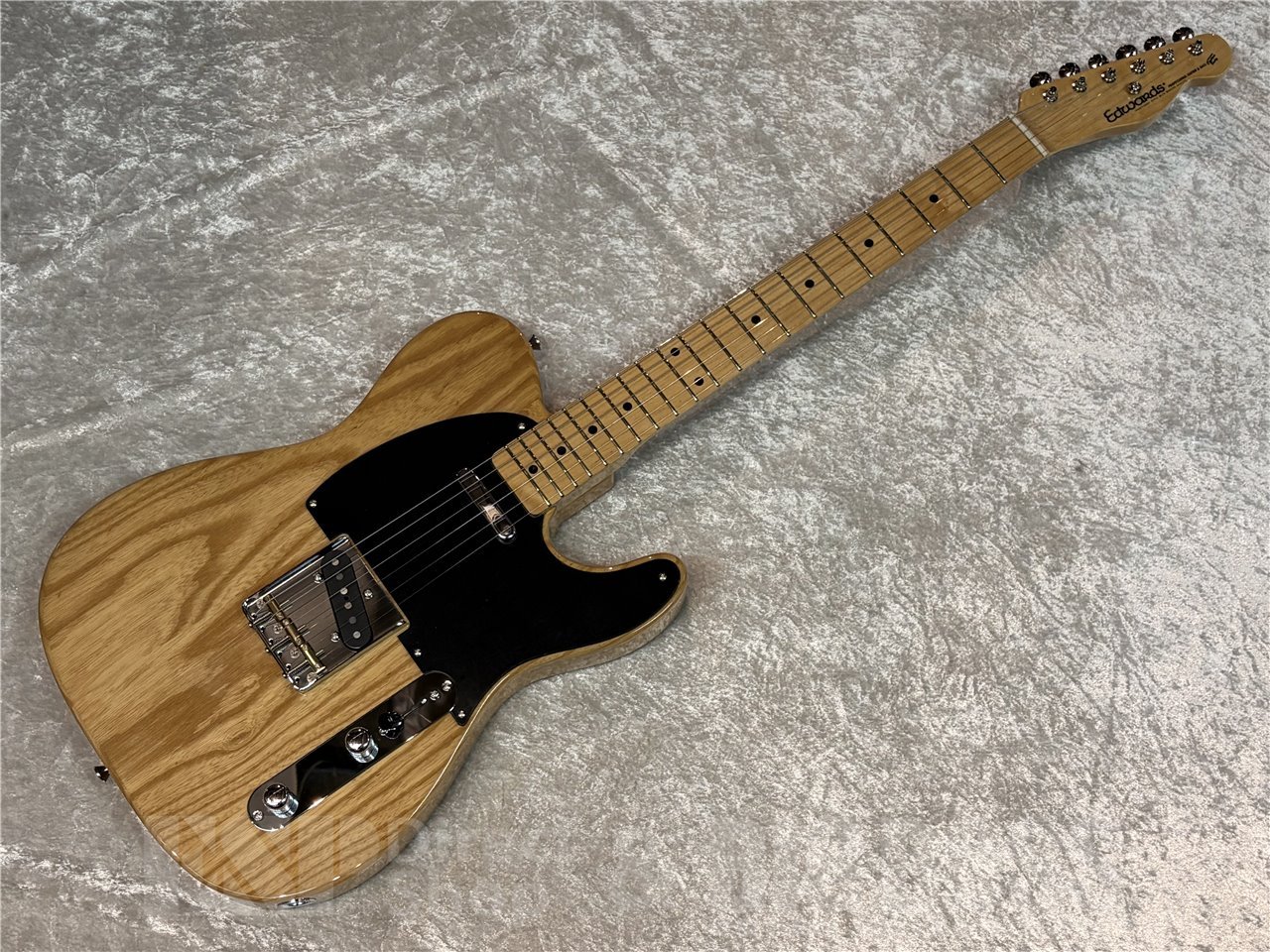 昔ながらの王道スタイル!! ボディ材にアッシュ材を使用しており、歯切れの良いサウンドが特徴的なモデルです。 カッティングやコードワーク中心のプレイヤーやギターヴォーカルの方にもオススメです!! ■主な仕様 BODY:Ash NECK:Hard Maple FINGERBOARD:Maple, 21Frets RADIUS:240R SCALE:648mm NUT:Bone (42mm) INLAY:Black Acrylic JOINT:Bolt-on TUNER:GOTOH SD91-05M BRIDGE:T-20 (Brass Saddle) PICKUPS:(Neck) ET-1n, (Bridge) ET-1b PARTS COLOR:Nickel CONTROLS:Master Volume, Master Tone, 3 WAY Lever PU Selector Gig.Bag ■ギグケース付属 ■コンディション 新品 こちらの商品はESPクラフトハウス以外の店舗からの発送商品となります。 セットアップ・点検については、ESPクラフトハウス同様に行なっておりますのでご安心ください。 ※掲載商品は店舗/他のWEBサービス等と並行して販売しております。随時在庫状況の更新を行っておりますが、売り切れの場合はご了承下さい。 なお、在庫の確認につきましてはお電話・メールにてお問い合わせください。