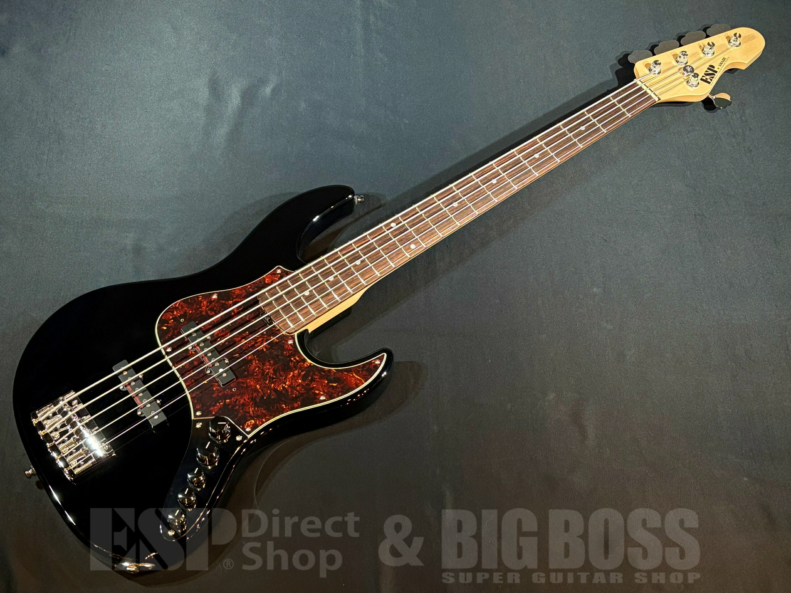 ESP AMAZEの5弦仕様が、一部仕様を見直して装いも新たに再登場となりました。 AMAZEは、トラディショナルなJスタイルながら、日本人の体格に合わせてスマートになったボディアウトラインを持ち、ハイファイなピックアップと扱いやすいプリアンプを内蔵した、ESPを代表するベースです。 これまで5弦モデルでは、一般的なベースのスケールより長い889mmが採用されていましたが、より柔軟でフレキシブルなプレイスタイルに合わせて4弦と同じく864mmを採用しています。また、ペグがGOTOH GB11Wから同社のGBU510C-11に変更され、若干ではありますがヘッド側での重量軽減になりました。 ～SPEC～ BODY：Alder (Thickness 42mm) NECK：Quartersawn Hard Maple GRIP SHAPE：Slim U FINGERBOARD：Rosewood RADIUS：Compound(240-400R) SCALE：864mm NUT：Unbleached Bone(46mm) INLAY：(Top)MOP Dot, (Side)Luminlay SGM-23L FRET：M-SS, 21frets CONSTRUCTION：Bolt-on TUNER：GOTOH GBU510C-11 BRIDGE：GOTOH 404BO-5 w/String-thru-body PICKUPS：(Neck)ESP Custom Lab CL-P-J5-1n, (Bridge)ESP Custom Lab CL-P-J5-1b PARTS COLOR：Chrome CONTROLS：Master Volume (w/Preamp Thru SW), PU Balancer, 3 BAND EQ (ESP CINNAMON) 重量：約4.3kg &nbsp; こちらの商品はESPクラフトハウス以外の店舗からの発送商品となります。 セットアップ・点検については、ESPクラフトハウス同様に行なっておりますのでご安心ください。 ※掲載商品は店舗/他のWEBサービス等と並行して販売しております。随時在庫状況の更新を行っておりますが、売り切れの場合はご了承下さい。 なお、在庫の確認につきましてはお電話・メールにてお問い合わせください。