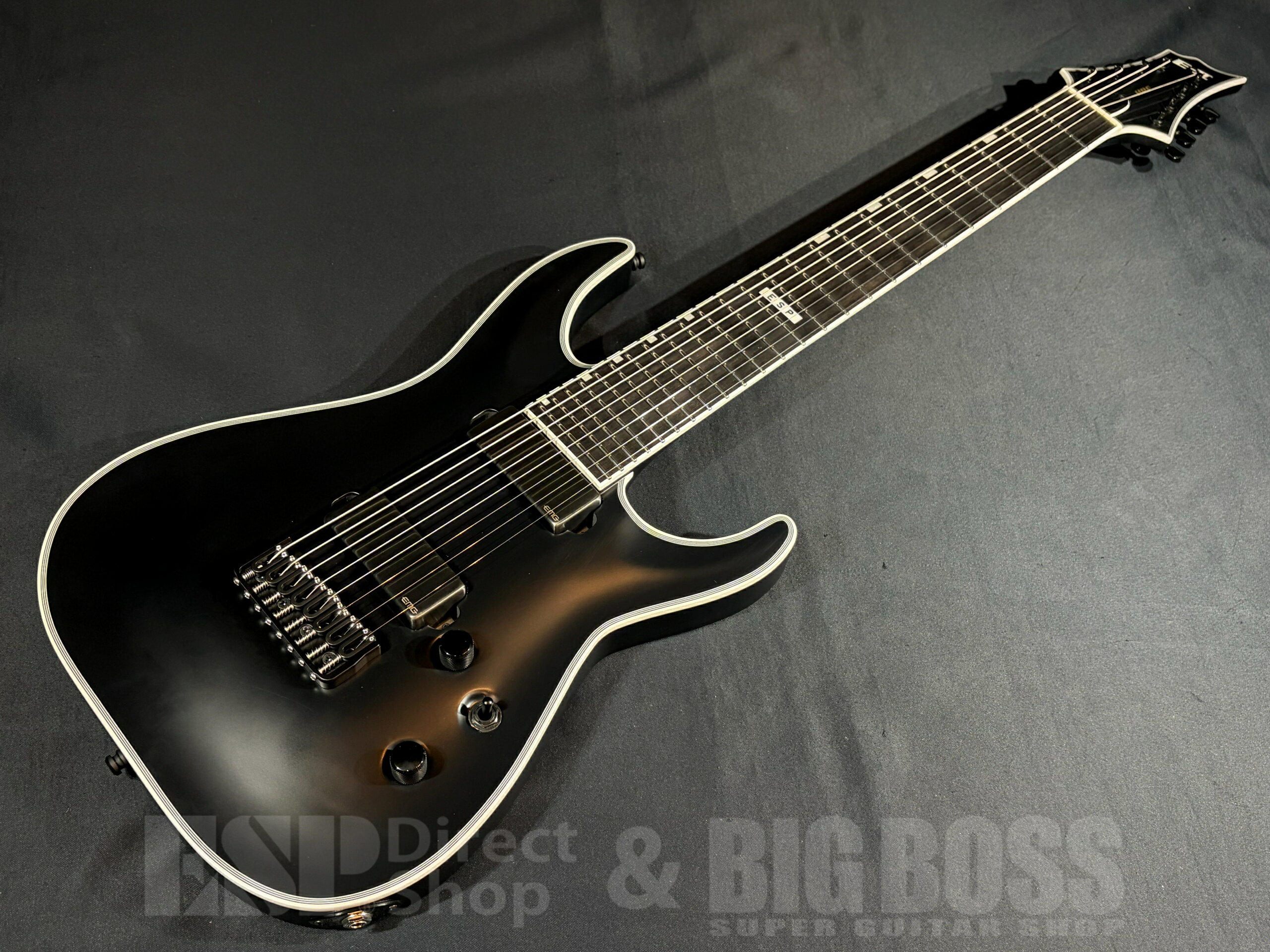 27インチのBaritoneスケールを採用した8弦。 ■ 主な仕様 BODY：Alder w/Multi Ply Binding NECK：Hard Maple 3P GRIP SHAPE：Thin U FINGERBOARD：Ebony, w/White Binding RADIUS：400R SCALE：686mm NUT (WIDTH)：Bone (55mm) INLAY：Offset Block, 12th at ESP FRET：XJ, 24frets CONSTRUCTION：Neck-thru-body TUNER：GOTOH SG360-07 MG-T BRIDGE：HIPSHOT Fixed &amp; String-thru-body PICKUPS：(Neck) EMG 85-8H, (Bridge) EMG 81-8H PARTS COLOR：Black CONTROLS：Master Volume, Master Tone, Toggle PU Selector With：ESP GB-25G 重量：約4.0kg ■ギグケース付属 ■コンディション 新品 こちらの商品はESPクラフトハウス以外の店舗からの発送商品となります。 セットアップ・点検については、ESPクラフトハウス同様に行なっておりますのでご安心ください。 ※掲載商品は店舗/他のWEBサービス等と並行して販売しております。随時在庫状況の更新を行っておりますが、売り切れの場合はご了承下さい。 なお、在庫の確認につきましてはお電話・メールにてお問い合わせください。