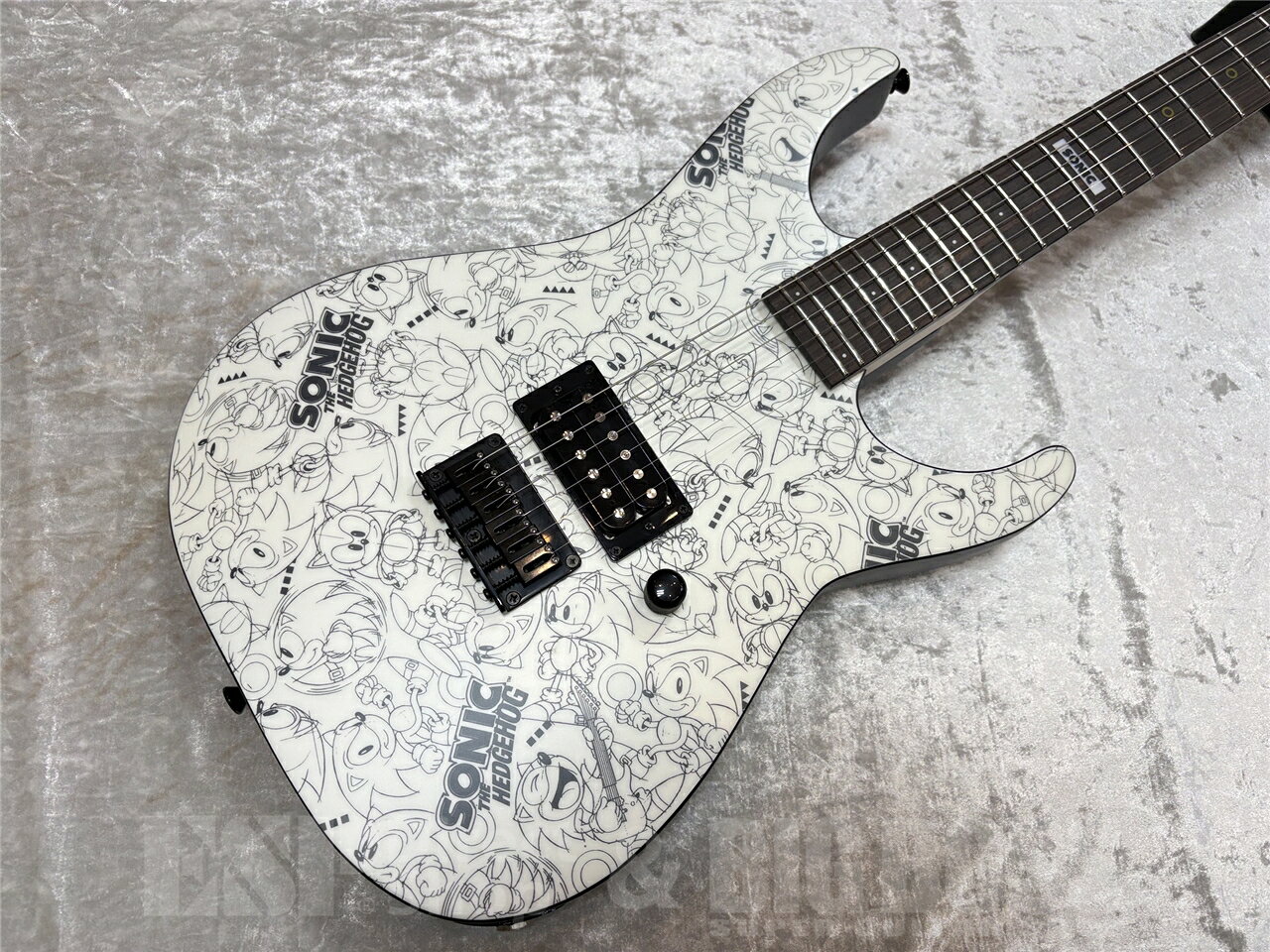 ESP CRAFT HOUSE楽天市場店の【即納可能】ESP×SONIC SONIC THE HEDGEHOG GUITAR III -Classic Sonic Edition [ESP Guitar Workshopより発送]｜アングル2