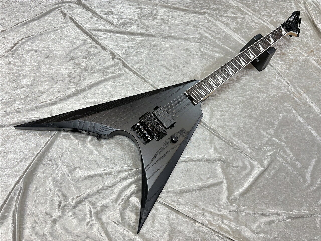 ■商品説明 ハイポジションでの演奏もストレスフリーなスターカット加工ジョイントにより、圧倒的なプレイアビリティを実現。スマートなルックスが印象的なESP伝統の“ナイフヘッド”デザインに加え、チューニングの安定性を高めるGOTOH製ロック式ペグ「MG-T」を搭載。 ブリッジには定番のFLOYD ROSEを採用し、激しいアーミングでもしっかりとチューニングをキープ。ピックアップには話題のFISHMAN Fluence Modern（ブリッジポジションのみ）を搭載しており、現代的でキレのあるアクティブサウンドはもちろん、ヴォリュームノブを引き上げることで、よりナチュラルなVoice 2（パッシブライク）サウンドに切り替えることも可能です。 さらに、アウトプットジャックは演奏時の取り回しに優れたボディサイド配置。ライブやレコーディングなど、あらゆるシーンでプレイヤーをサポートする1本です。 SPEC BODY Ash (Thickness 45mm) NECK Hard Maple 3P FINGERBOARD Rosewood w/White Binding RADIUS 305R SCALE 648mm NUT Locknut (R2/42mm) INLAY (Top)TUSK, (Side)Dot FRET EXJ-SS, 24frets CONSTRUCTION Bolt-on (STAR-CUT) TUNER GOTOH SG360-07 MG-T BRIDGE Floyd Rose (FRT-2000) PICKUP FISHMAN Fluence Modern Ceramic PARTS COLOR Black CONTROL Volume(w/Pull for Voice 2) SET STRINGS .009-.042 ■コンディション 新品 こちらの商品はESPクラフトハウス以外の店舗からの発送商品となります。 セットアップ・点検については、ESPクラフトハウス同様に行なっておりますのでご安心ください。 ※掲載商品は店舗/他のWEBサービス等と並行して販売しております。随時在庫状況の更新を行っておりますが、売り切れの場合はご了承下さい。 なお、在庫の確認につきましてはお電話・メールにてお問い合わせください。