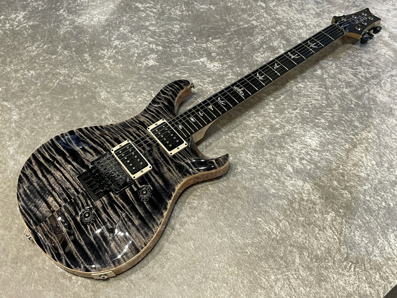 極上のフレイムメイプルが目を引くPRS CUSTOM 24 Floyd 10Topが入荷致しました‼ PRSコア・モデルの Custom 24 “Floyd”は、定評あるFloyd Rose “Original”トレモロ・システムと、PRS \m/（メタル）ピックアップ（カバーレス）を装備。Floyd Rose “Original”トレモロ＆ロッキング・ナット・システムは、高品位スティールから製作された精巧なダブル・ロック仕様です。弦をナットとブリッジの2カ所でロックし、たとえダイブボムを連発させてもチューニングはジャストそのもの。 ピックアップのスイッチ・ポジション ポジション1：ハムバッカー（ブリッジ） ポジション2：ハムバッカー（ブリッジ）＋シングルコイル（ネック）：パラレル ポジション3：ハムバッカー（ブリッジ）＋ハムバッカー（ネック） ポジション4：シングルコイル（ネック）＋シングルコイル（ブリッジ）：パラレル ポジション5：ハムバッカー（ネック） フレットは8分以上残っており、トラスロッドは両方向共に余裕ございます。 多少のピック傷や擦り傷はございますが、大きな目立つ傷はございません。 ■主な仕様 Body Construction : Solidbody Top Wood : Maple Back Wood : Mahogany Top Carve : Violin Finish : High Gloss Nitro NECK Number of Frets : 24 Scale Length : 25" Neck Wood : Maple Neck Construction : One-Piece Truss Rod : PRS Double-Acting Neck Shape : Pattern Thin Neck Depth at the 1/2 Fret : 53/64" Neck Depth at the 12 1/2 Fret : 57/64" Neck Width at the Nut : 1 11/16" Neck Width at the Body : 2 1/4" Fretboard Wood : Ebony Fretboard Radius : 10" Fretboard Inlay : Birds Headstock Logo : Signature, Inlaid HARDWARE Bridge : Original Floyd Rose Tremolo Tuners : PRS Phase III Non-Locking Tuners with Wing Buttons Hardware Type : Nickel Nut : PR-11 Locking Truss Rod Cover : "Custom" ELECTRONICS Treble Pickup : \ m / Bass Pickup : \ m / Controls : Volume and Tone Control with 5-Way Blade Pickup Switch 重量 : 3.51kg 付属品：純正ハードケース、トレモロアーム、レンチ ■コンディション 新品 こちらの商品はESPクラフトハウス以外の店舗からの発送商品となります。 セットアップ・点検については、ESPクラフトハウス同様に行なっておりますのでご安心ください。 ※掲載商品は店舗/他のWEBサービス等と並行して販売しております。随時在庫状況の更新を行っておりますが、売り切れの場合はご了承下さい。 なお、在庫の確認につきましてはお電話・メールにてお問い合わせください。