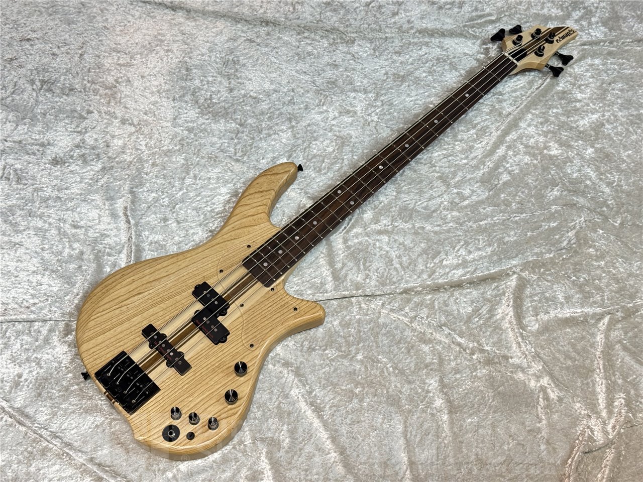 ハードメイプルの明瞭でタイトなレスポンスと、ウォルナットの中低域のふくよかさが絶妙に融合。スルーネック構造により、ボディ全体で鳴るような一体感のあるサウンドと、際立ったサステインを実現しています。ボディウイングにはアッシュ材を採用。アタック感に優れた明るいトーンを持ち、輪郭のあるサウンドをアウトプット。スルーネック構造との組み合わせにより、力強いアタックとレンジの広いサウンドを両立し、様々なジャンルに対応できる柔軟性を備えています。 コンパクトに設計されたボディシェイプは、ステージ上でも取り回しが良く、長時間の演奏でも疲れにくい設計。加えて、38mmのナット幅とスリムなネックにより、手の小さなプレイヤーでもストレスのないフィンガリングが可能。テクニカルなプレイにも対応できる快適な操作性を実現しています。 ピックアップにはESPカスタムラボ製のPタイプとJタイプを搭載。存在感のあるトーンを出力しながらも、豊かな倍音と自然なニュアンスを保持。さらに、HALIBUT CustomアクティブEQ回路を内蔵し、3バンドEQによる柔軟なトーンコントロールが可能です。繊細なトーンからパワフルなサウンドまで、幅広い音楽スタイルに対応する表現力をプレイヤーにもたらします。 ■主な仕様 BODY：Ash(Thickness 42mm) NECK：Hard Maple, Walnut 5piece FINGERBOARD：Rosewood RADIUS：305R SCALE：864mm NUT：Bone (38mm) FRET：#216, 21 frets INLAY：(Top)Paerloid Dot, (Side)Dot CONSTRUCTION：Neck-thru-body TUNER：GOTOH GB707E BRIDGE：GOTOH 404SJ-4 (String-thru-body) PICKUPS：(Neck)ESP Custom Lab CL-P-P-1, (Bridge)ESP Custom Lab CL-P-J-1b PARTS COLOR：Black CONTROLS：Master Volume, PU Balancer, EQ ON/OFF Switch, 3BAND EQ(HALIBUT Custom) Gig.Bag レンチ 保証書 ■ギグケース付属 ■コンディション 新品 こちらの商品はESPクラフトハウス以外の店舗からの発送商品となります。 セットアップ・点検については、ESPクラフトハウス同様に行なっておりますのでご安心ください。 ※掲載商品は店舗/他のWEBサービス等と並行して販売しております。随時在庫状況の更新を行っておりますが、売り切れの場合はご了承下さい。 なお、在庫の確認につきましてはお電話・メールにてお問い合わせください。
