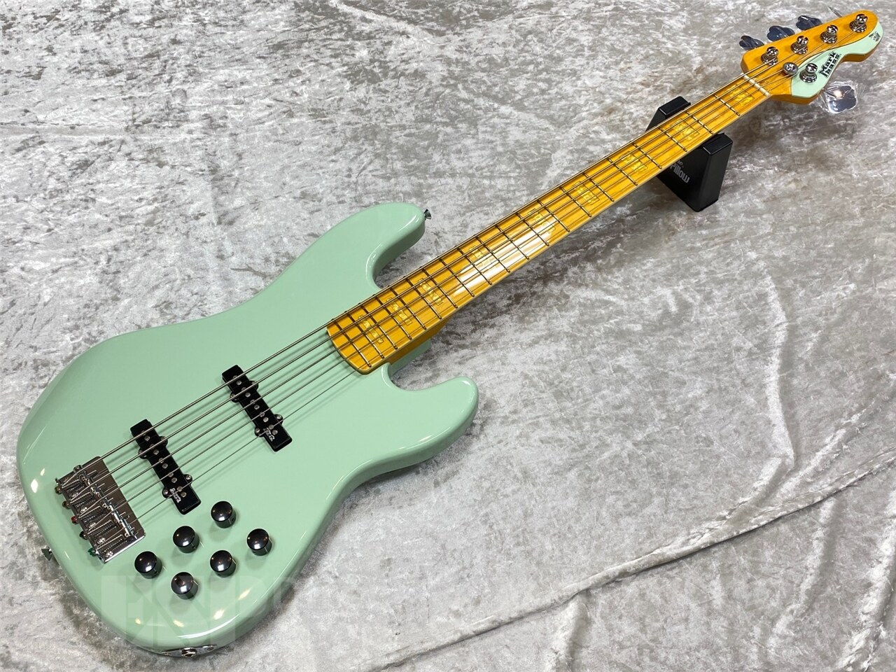 ■商品説明 Markbassの中でも、コストパフォーマンスの高さが魅力のGLOXYシリーズから、5弦モデル「MAK-B/GV5/C-M」が入荷しました。 GLOXYシリーズは、パーツや素材を効率よく選定することで価格を抑えながら、演奏性や品質などマークベースの魅力を楽しめるシリーズとなっております。 さらに、イタリア・Markbass本社で品質チェックが行われており、上位モデルと同じ基準で検品されているのも嬉しいポイント。初めての5弦ベースとしてはもちろん、「練習用だから安いもので」という選び方ではなく、長く使える実戦的なベースを探している方にもおすすめできます。 サウンド面では、4弦のレンジに加えてLow-Bまでカバーできる5弦ならではの広い音域が魅力。低音域をしっかり支えながらも、音域を活かしたフレーズやテクニカルなプレイにも対応しやすく、ロックやポップス、ファンク、フュージョンなど幅広いジャンルで活躍してくれます。 特に5弦ベースは、4弦よりも低音域に余裕があることで、ポジション移動を減らしてスムーズにフレーズを弾けるのも大きなメリット。これから5弦に挑戦してみたい方はもちろん、「気軽に持ち出せて、ちゃんと使える5弦ベースが欲しい」という経験者にもチェックしていただきたいモデルです。 価格を抑えながらも、弾きやすさや品質をきちんと確保しているGLOXYシリーズ。Markbassらしい実用性を楽しみながら、5弦ならではの幅広いサウンドレンジを楽しめる、非常にバランスの良い一本です。 ■SPEC BODY Alder or Basswood NECK Hard Maple | Comfort C Profile FINGERBOARD Maple | Block Inlays | Binding | 20-Fret | SCALE　34″ scale Nut 45mm STRING SPACING 18mm PICKUP / ELECTRONIC Markbass JJ style MB Instrument PRE | 9V Active -Passive HARDWARE Chrome GIG BAG（ 付属） MB BASS BAG UNIVERSAL GIG BAG INCLUDED こちらの商品はESPクラフトハウス以外の店舗からの発送商品となります。 セットアップ・点検については、ESPクラフトハウス同様に行なっておりますのでご安心ください。 ※掲載商品は店舗/他のWEBサービス等と並行して販売しております。随時在庫状況の更新を行っておりますが、売り切れの場合はご了承下さい。 なお、在庫の確認につきましてはお電話・メールにてお問い合わせください。