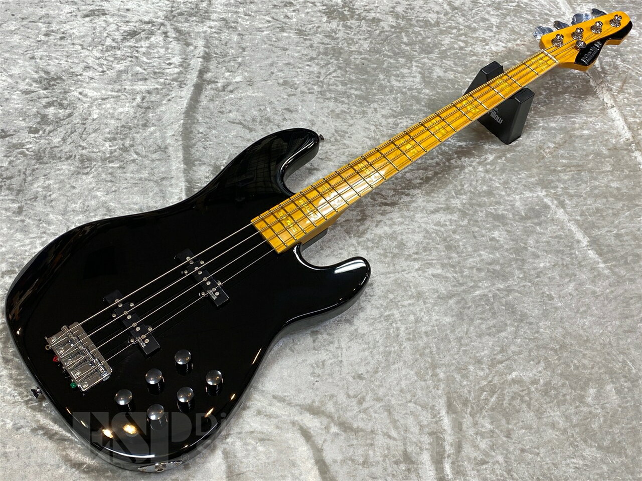 ■商品説明 Markbassの中でも、コストパフォーマンスの高さが魅力のGLOXYシリーズから、4弦モデル「MAK-B/GV4/C-M」が入荷しました。 GLOXYシリーズは、パーツや素材を効率よく選定することで価格を抑えながら、演奏性や品質などマークベースの魅力を楽しめるシリーズとなっております。 さらに、イタリア・Markbass本社で品質チェックが行われており、上位モデルと同じ基準で検品されているのも嬉しいポイント。初めての一本としてはもちろん、「練習用だから安いもので」という選び方ではなく、長く使える実戦的なベースを探している方にもおすすめできます。 サウンド面では、4弦ベースらしい扱いやすいレンジ感を活かして、ロックやポップス、ファンクなど幅広いジャンルに対応しやすいタイプ。アンプやエフェクターで音を作り込んでいく方にも扱いやすく、バンドの中では“土台をしっかり作る”ベースとして活躍してくれます。 これからベースを始める方だけでなく、「気軽に持ち出せて、ちゃんと使えるベース欲しい」という経験者にもチェックしていただきたいモデルです。 価格を抑えながらも、弾きやすさや品質をきちんと確保しているGLOXYシリーズ。Markbassらしい実用性を楽しめる、非常にバランスの良い一本です。 ■SPEC BODY Alder or Basswood NECK Hard Maple | Comfort C Profile FINGERBOARD Maple | Block Inlays | Binding | 20-Fret | SCALE　34″ scale Nut 　 36mm STRING SPACING 19mm PICKUP / ELECTRONIC Markbass JJ style MB Instrument PRE | 9V Active -Passive HARDWARE Chrome GIG BAG（ 付属） MB BASS BAG UNIVERSAL GIG BAG INCLUDED こちらの商品はESPクラフトハウス以外の店舗からの発送商品となります。 セットアップ・点検については、ESPクラフトハウス同様に行なっておりますのでご安心ください。 ※掲載商品は店舗/他のWEBサービス等と並行して販売しております。随時在庫状況の更新を行っておりますが、売り切れの場合はご了承下さい。 なお、在庫の確認につきましてはお電話・メールにてお問い合わせください。
